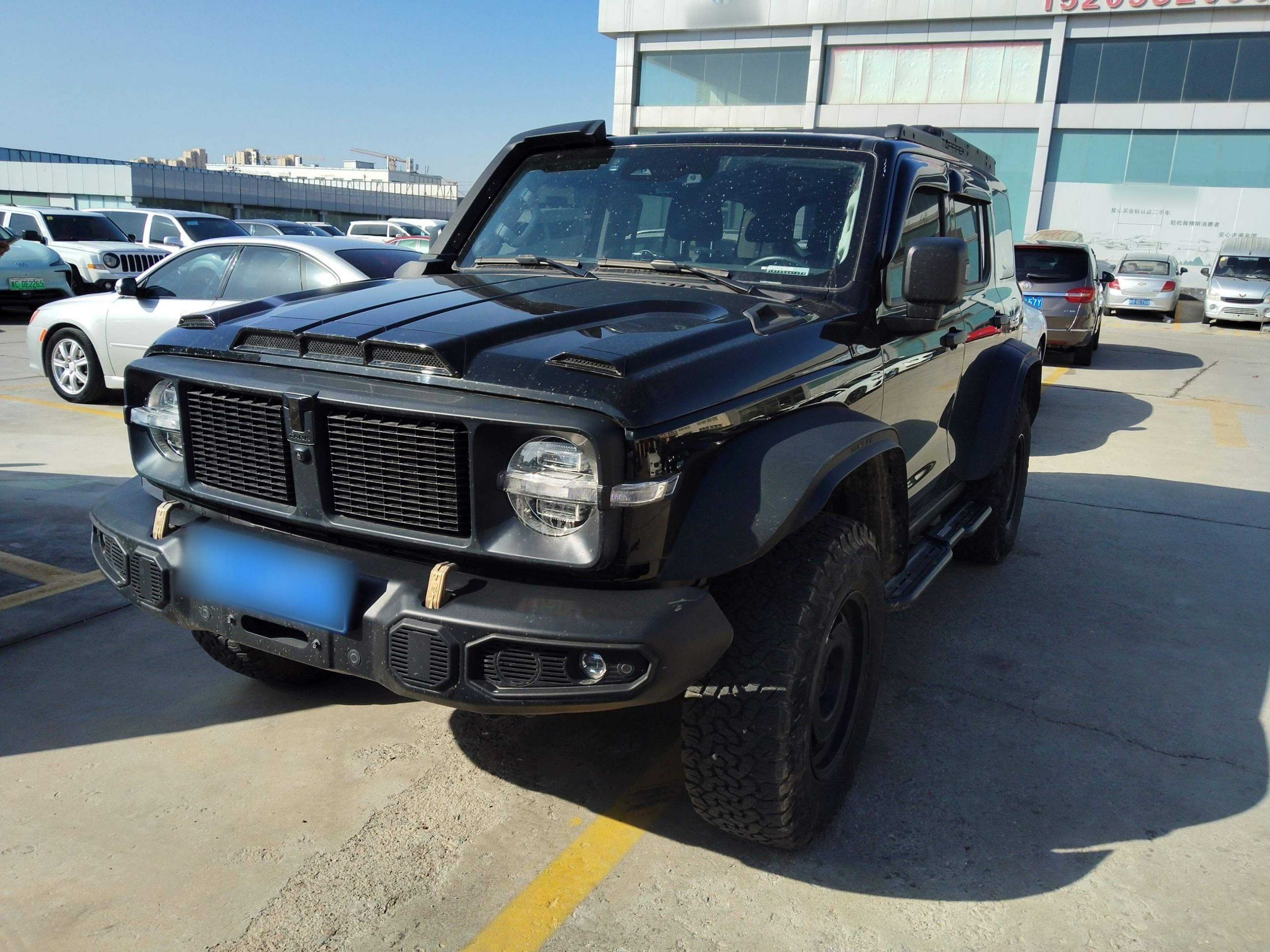 تحت مقدمة السيارة