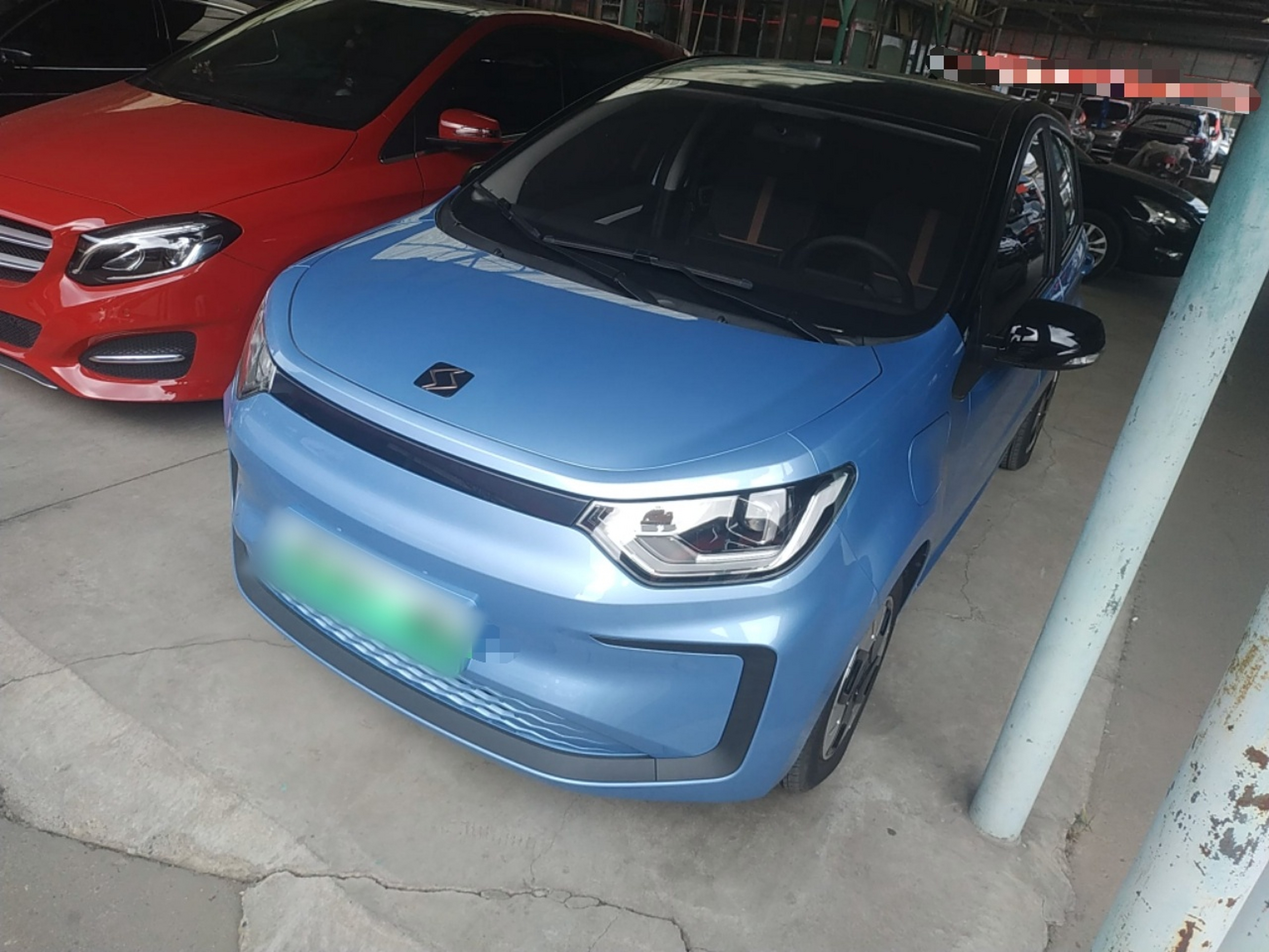 تحت مقدمة السيارة