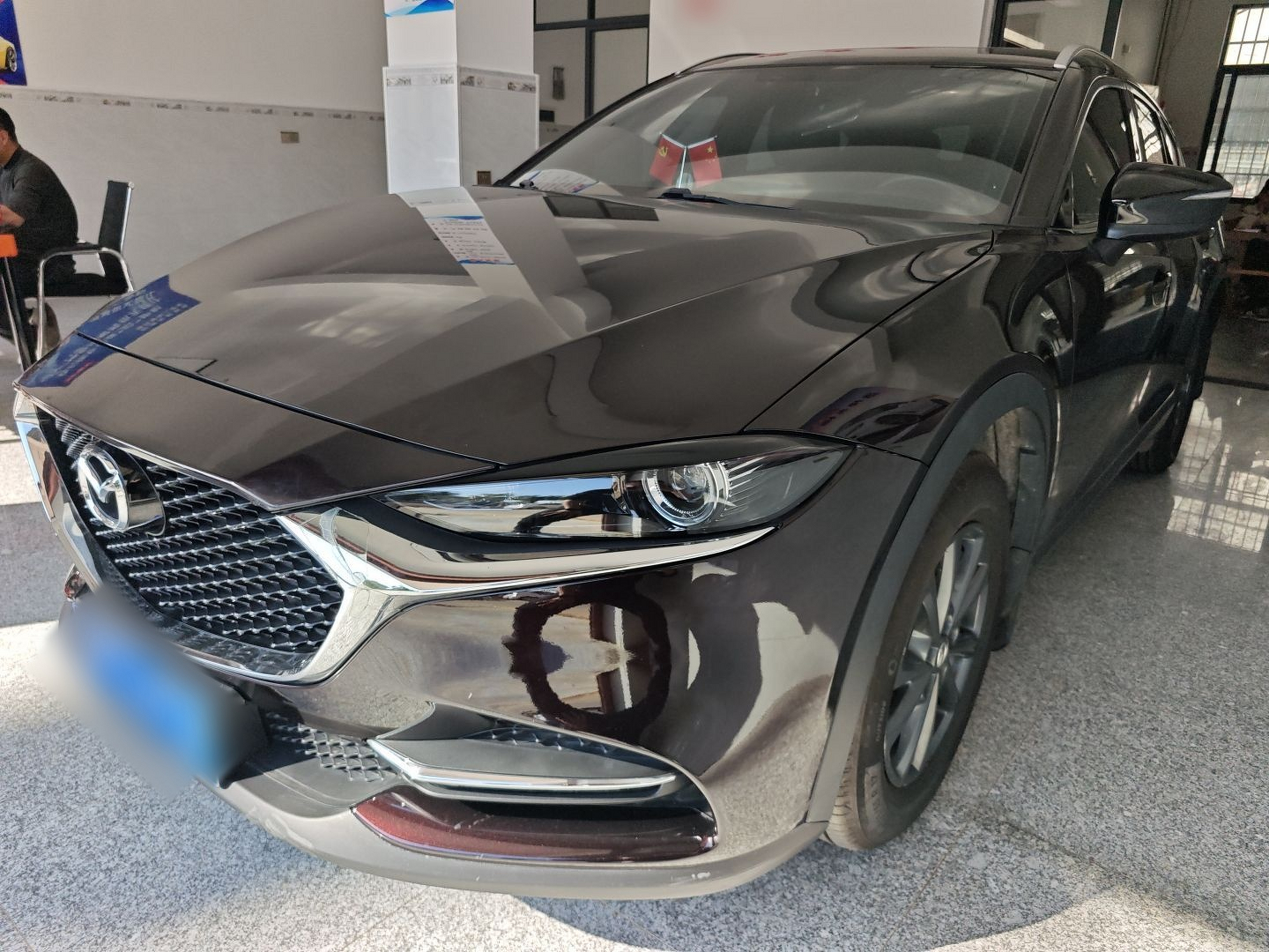 Под передней частью автомобиля