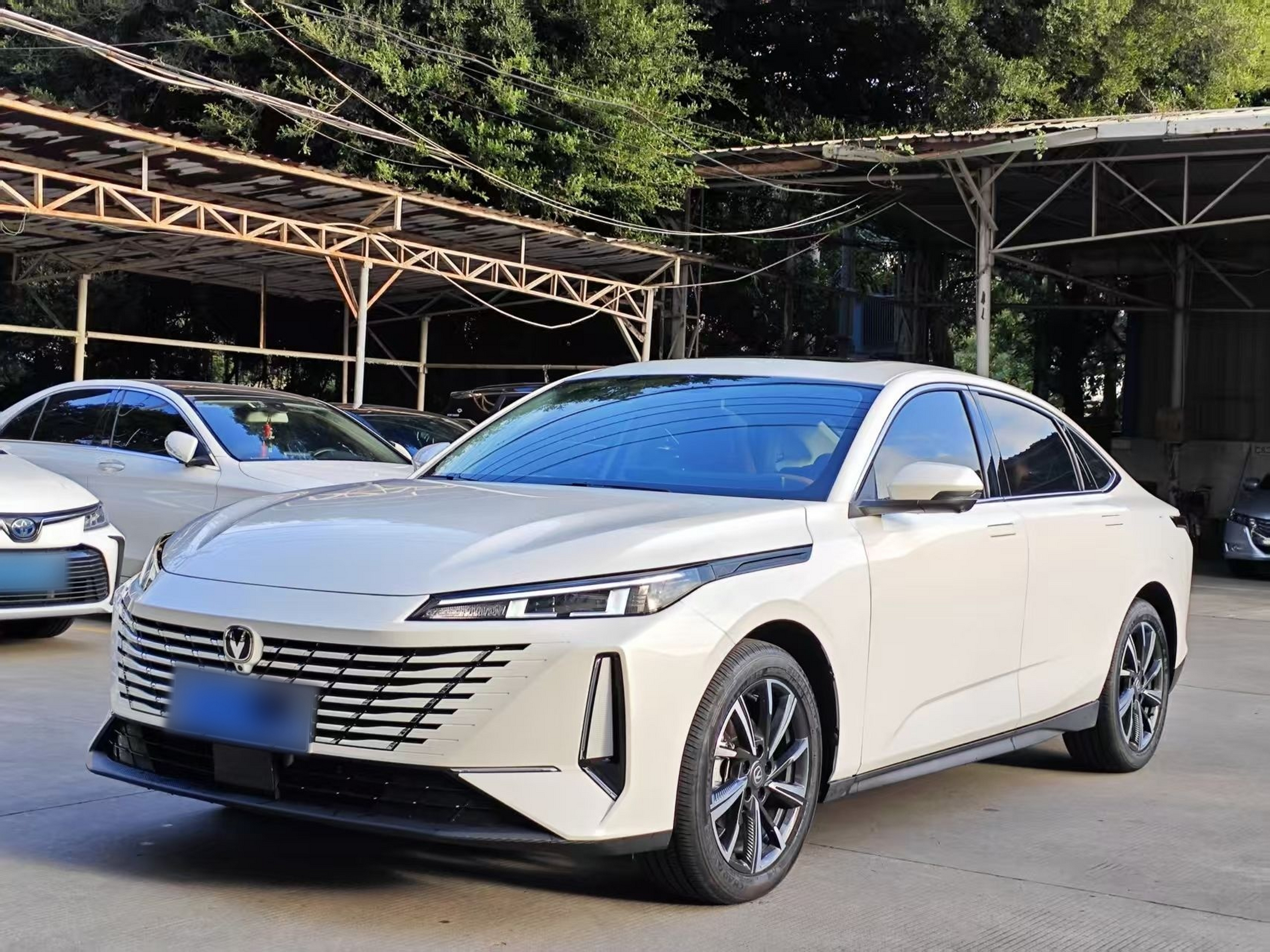 Под передней частью автомобиля