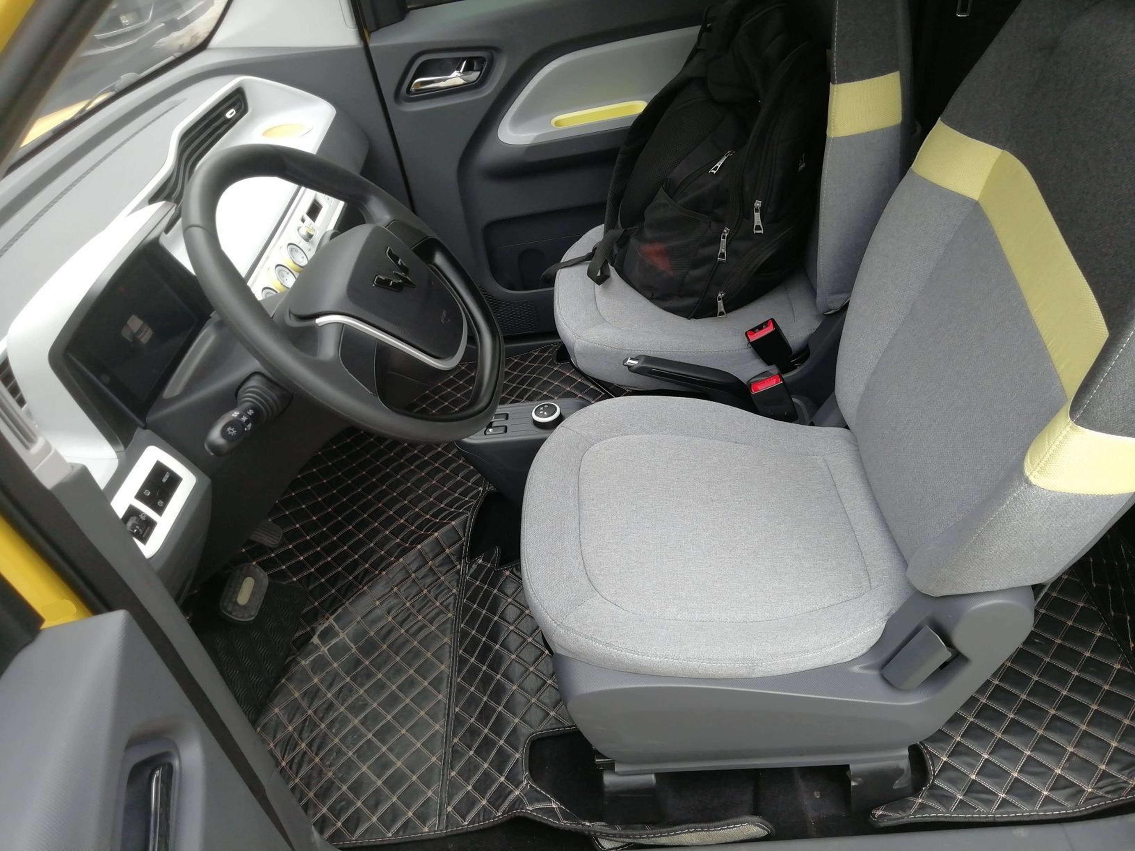 Переднее сиденье в автомобиле