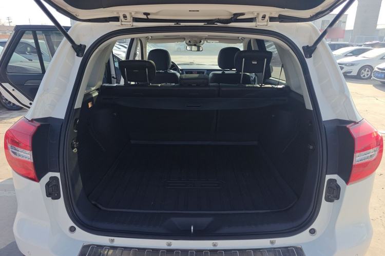 Used Haval H8 2015 2.0T two-wheel drive Comfort trim level
