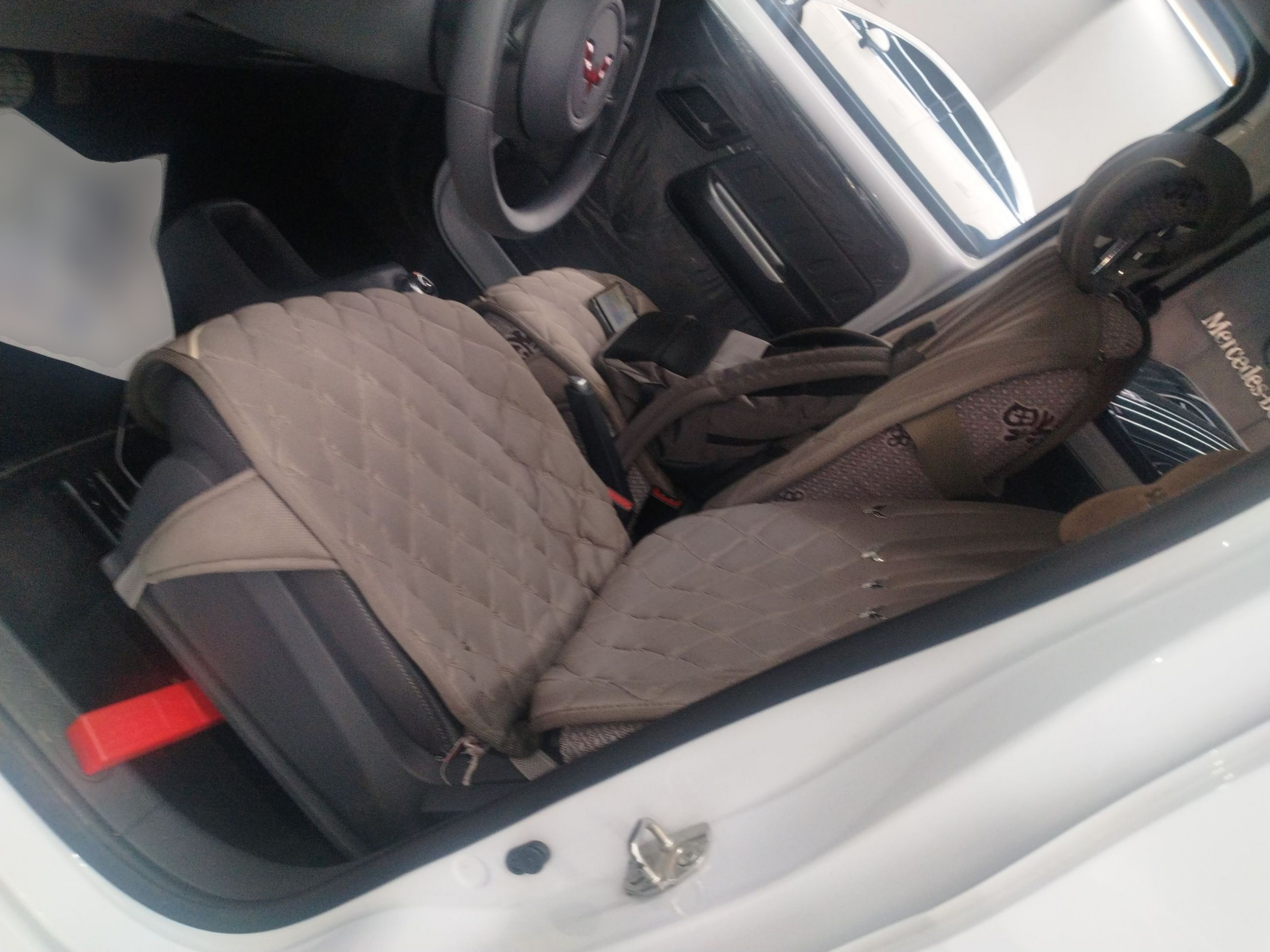 Переднее сиденье в автомобиле