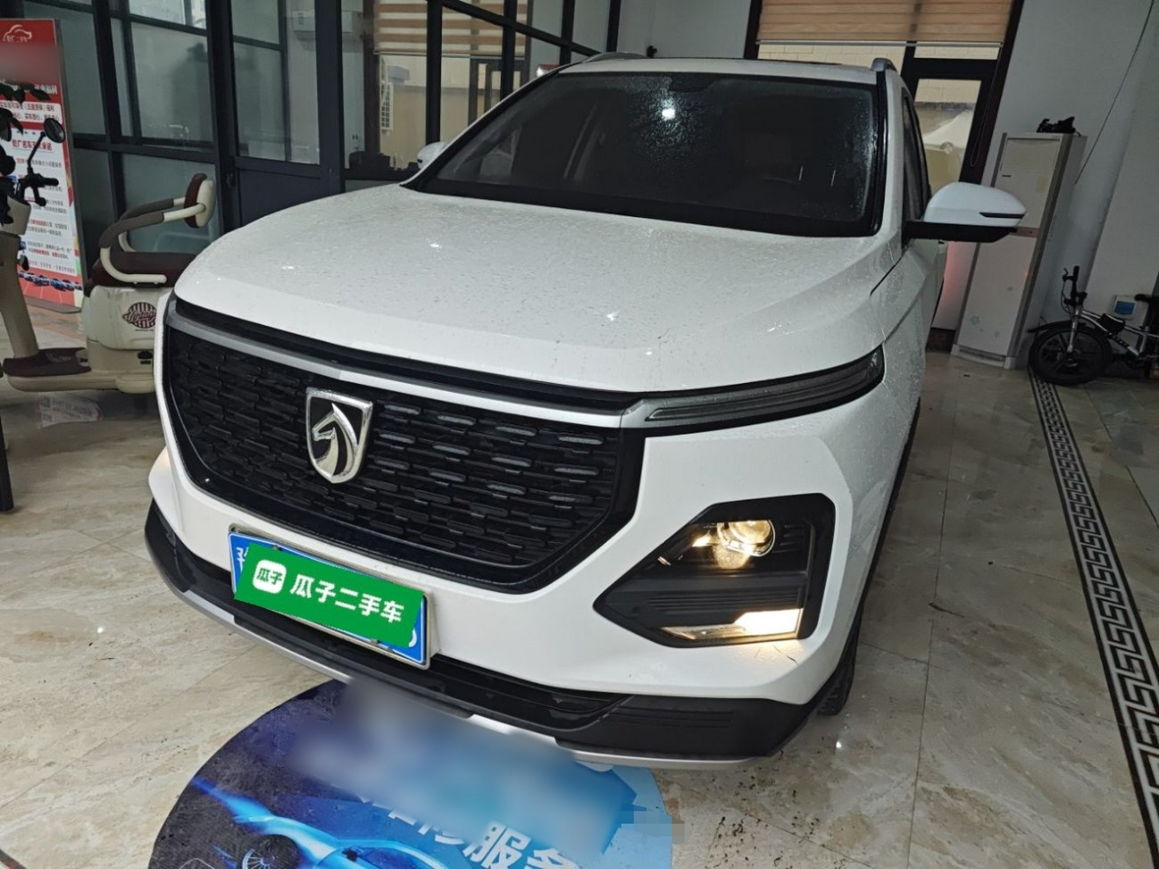 تحت مقدمة السيارة