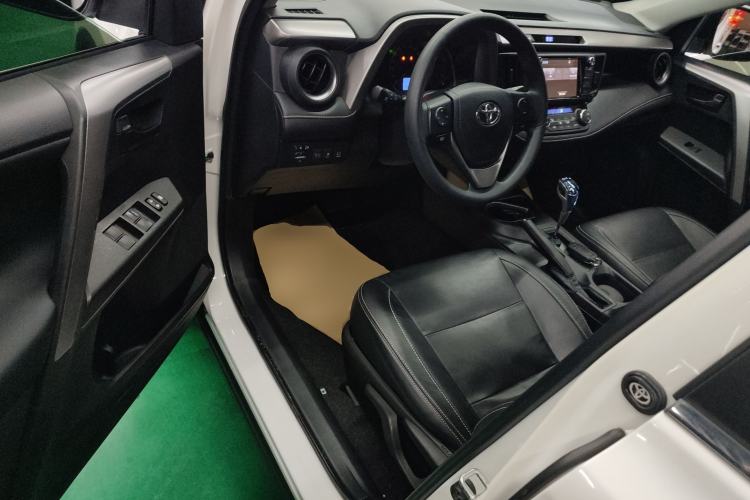 Used Toyota RAV4 2019 2.0L CVT Two-Wheel Drive Comfort Edition China VI Standard
