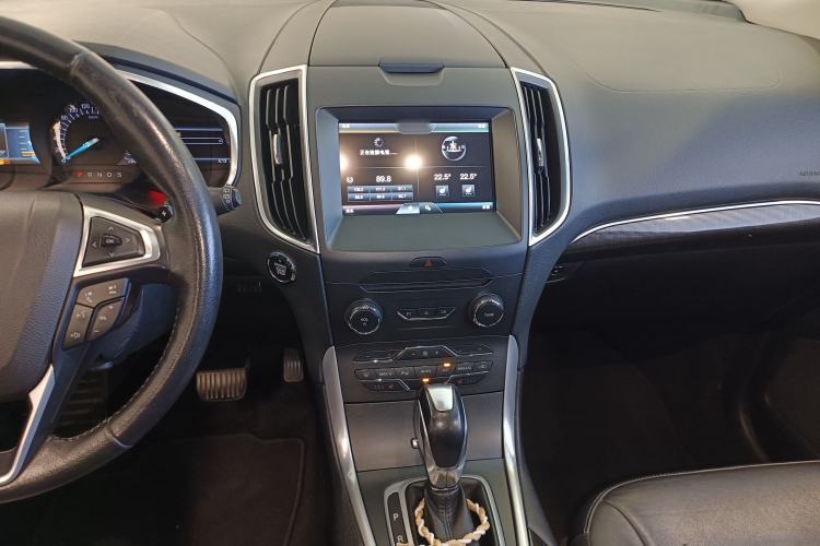 Used Ford Edge 2015 2.0T GTDi Two-Wheel-Drive High-Line Version
