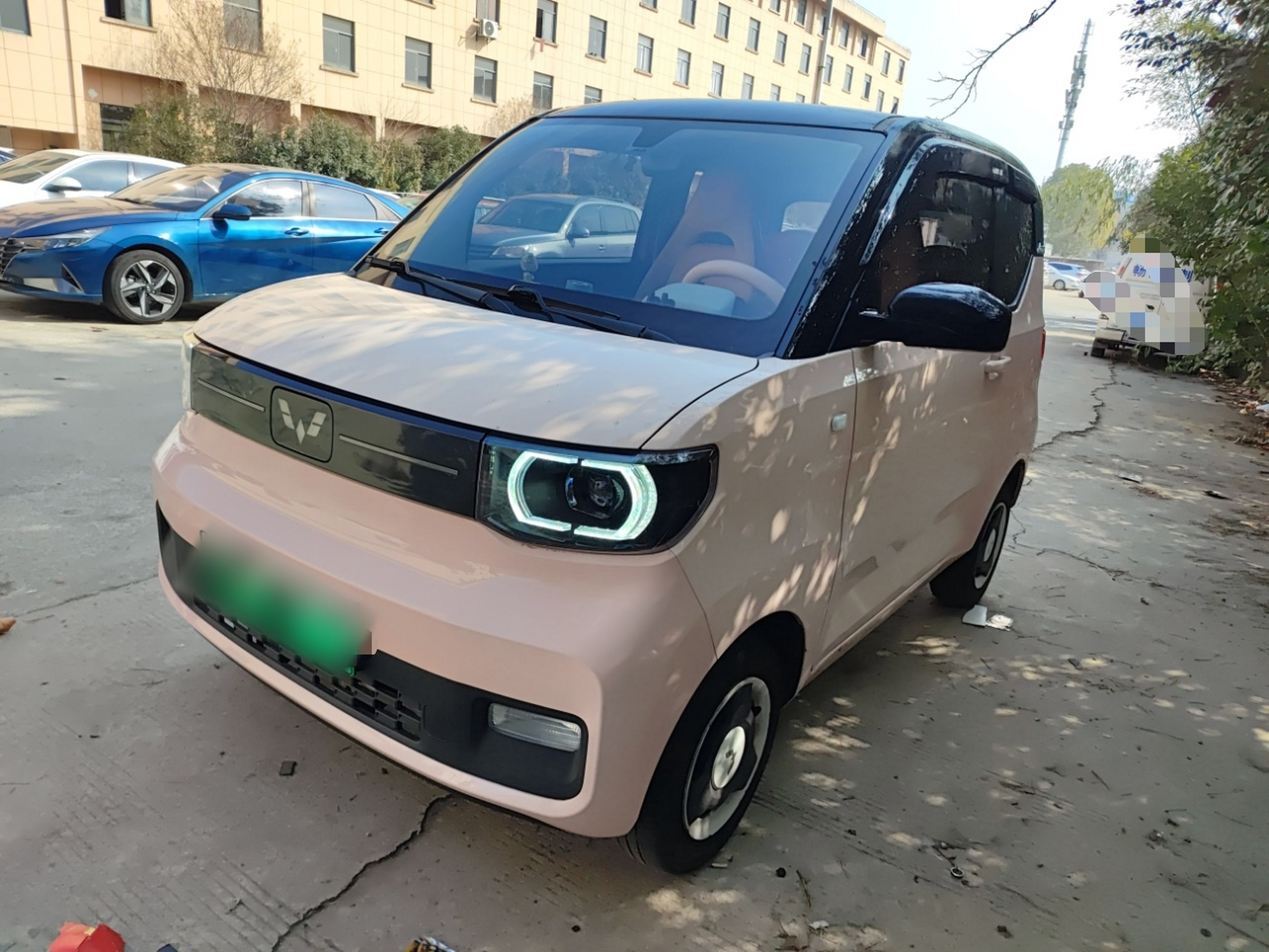 تحت مقدمة السيارة