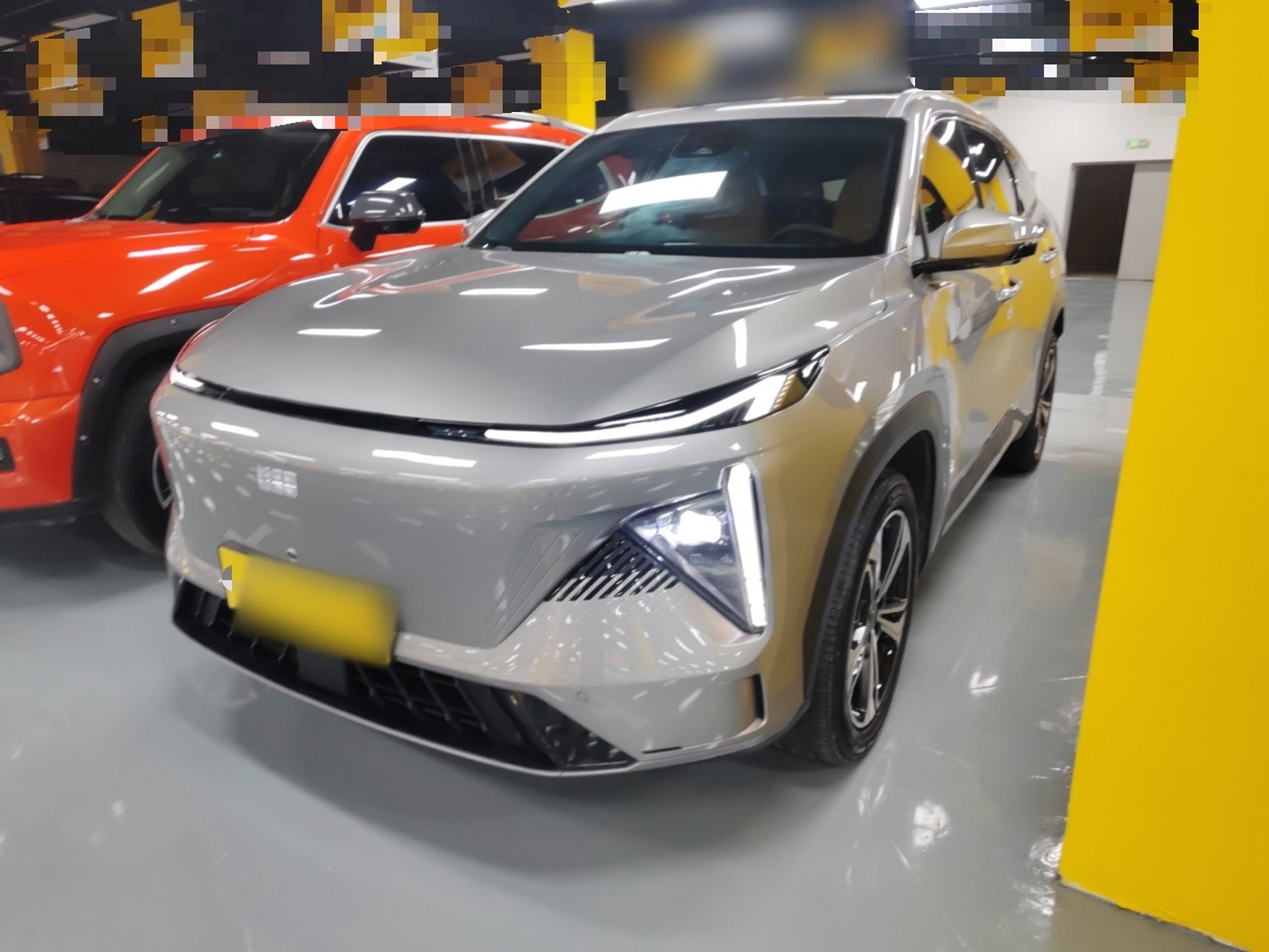 تحت مقدمة السيارة