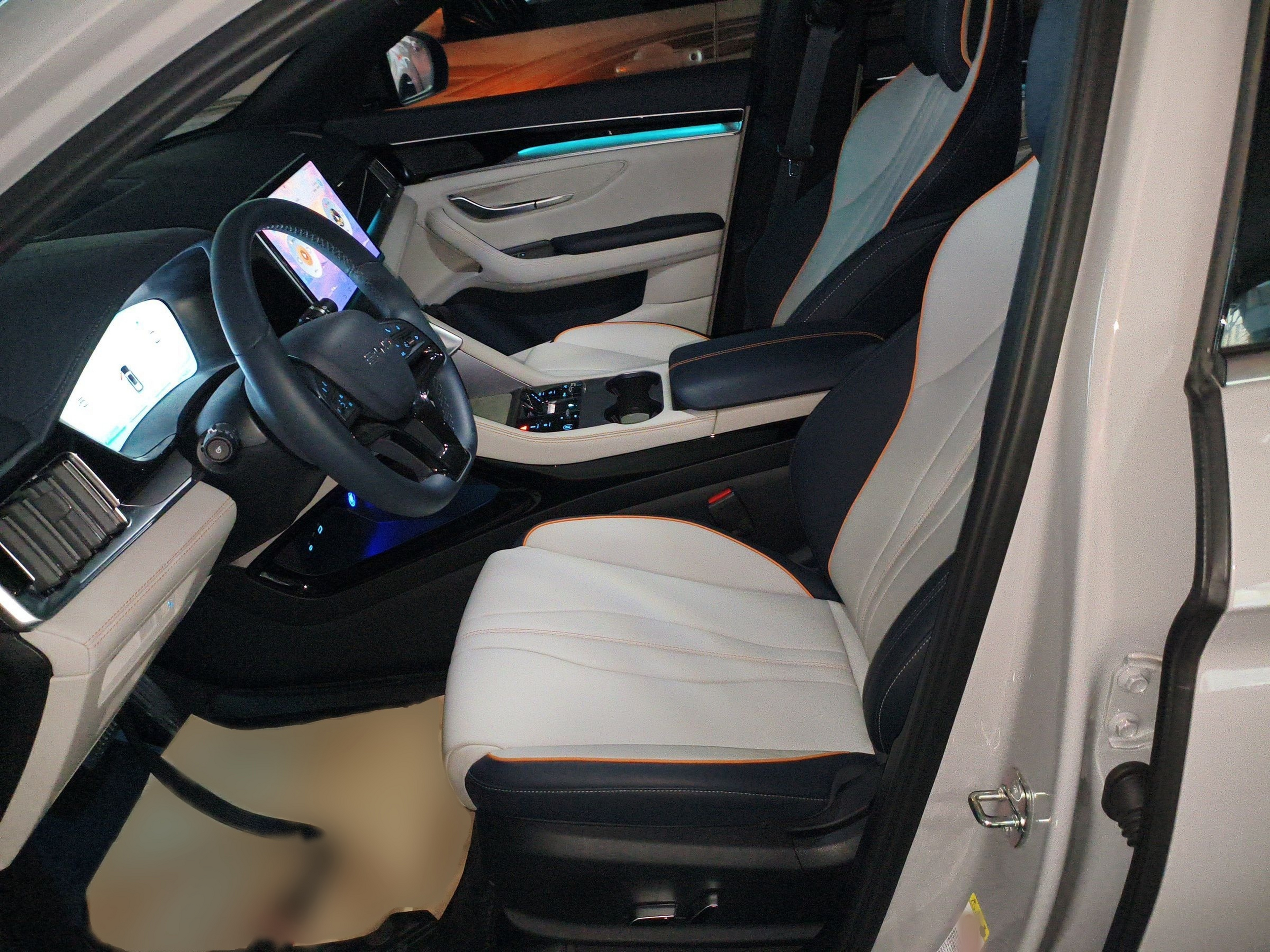 Переднее сиденье в автомобиле