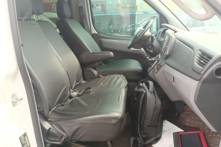 Used SAIC MAXUS Xintu V80 2023 2.0T Manual Classic Aoyuntong Short Wheelbase Mid-Roof 5/6-Seater
