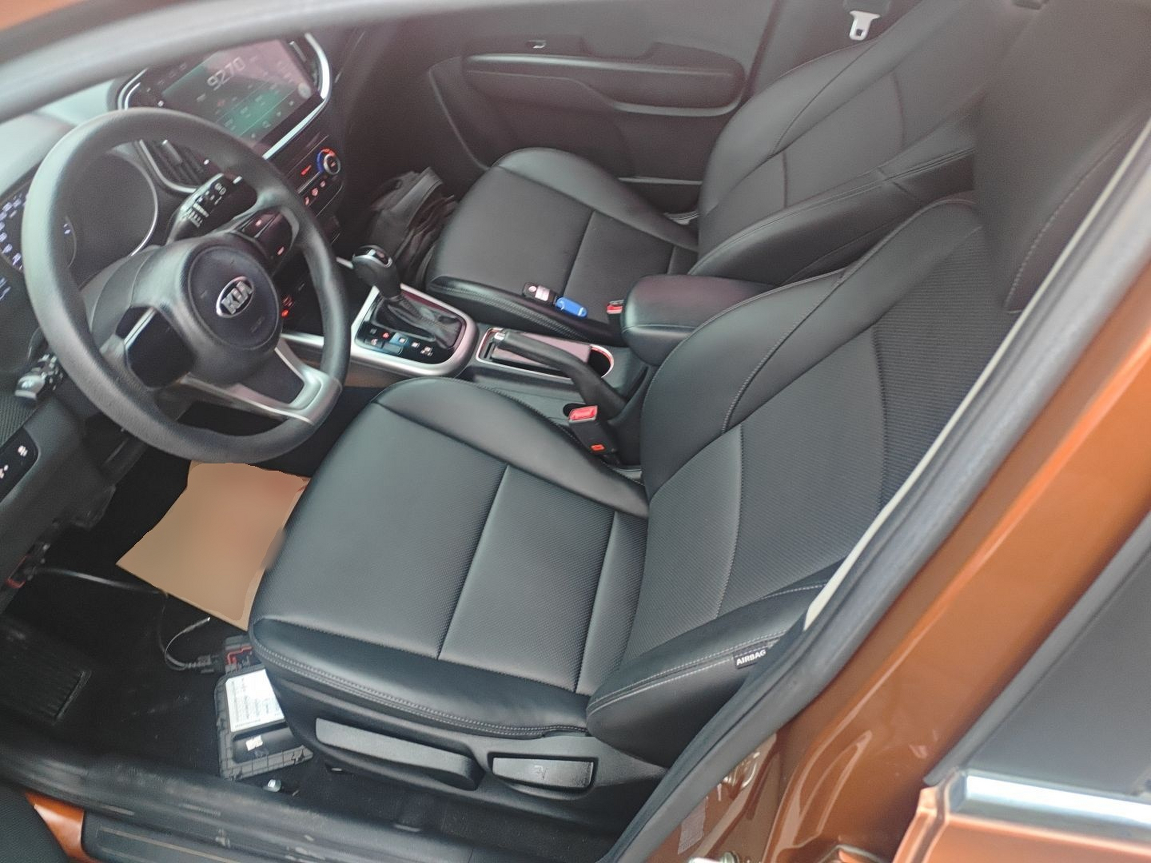 Переднее сиденье в автомобиле