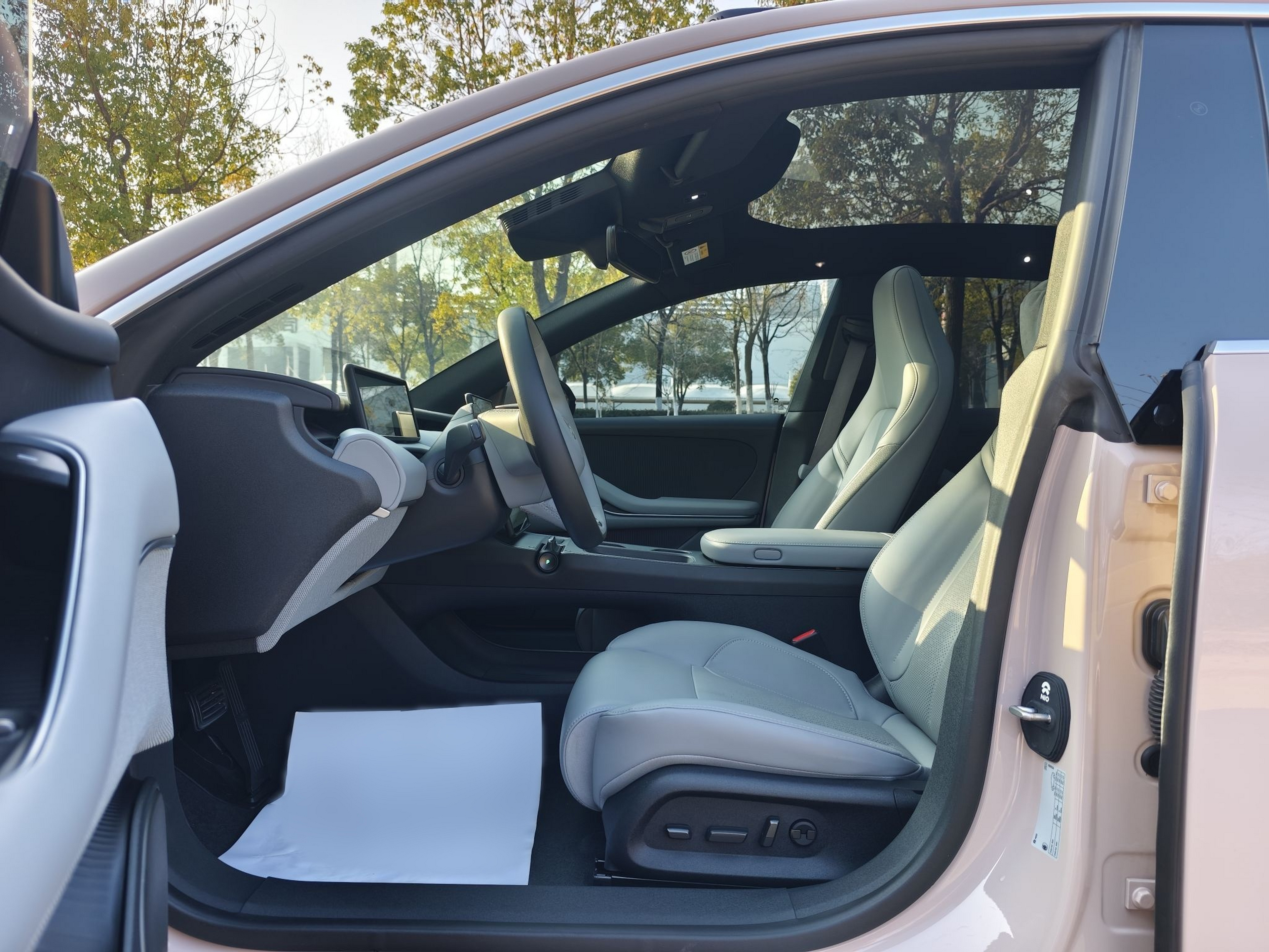 Переднее сиденье в автомобиле