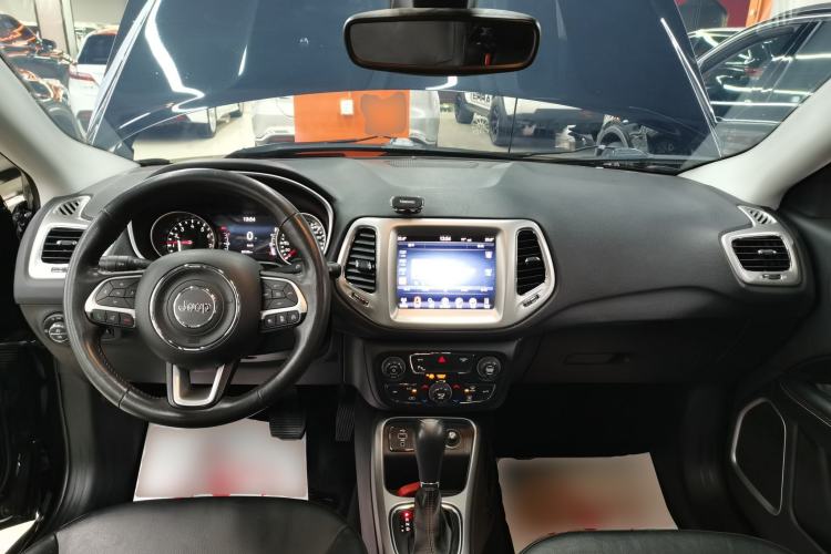 Used  Compass 2017 200T Automatic Family Edition
