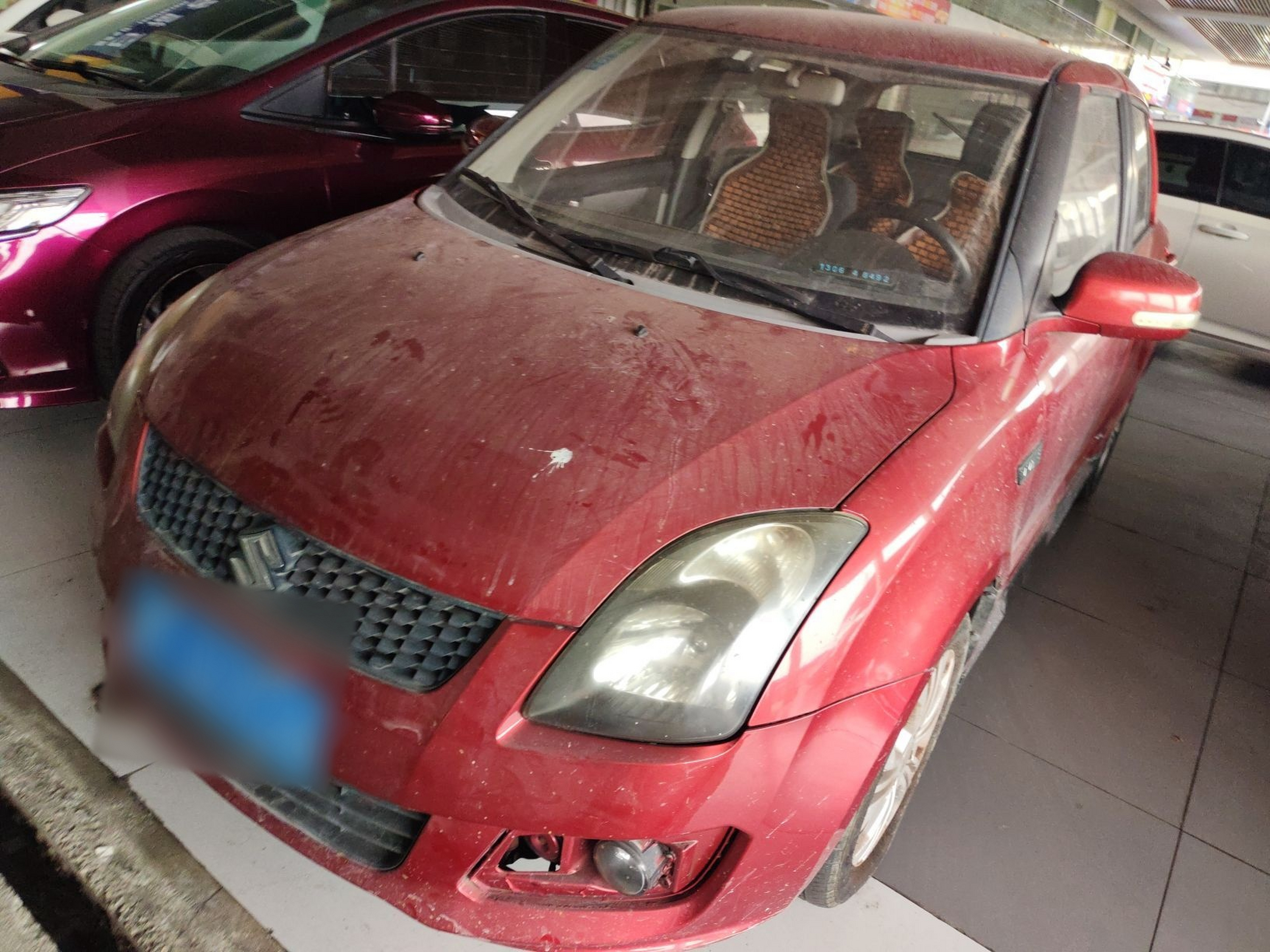 تحت مقدمة السيارة