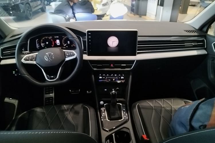 Used Volkswagen Tiguan L 2024 Outstanding Model 330TSI Automatic Two-Wheel Drive R-Line Dragon Glory Edition