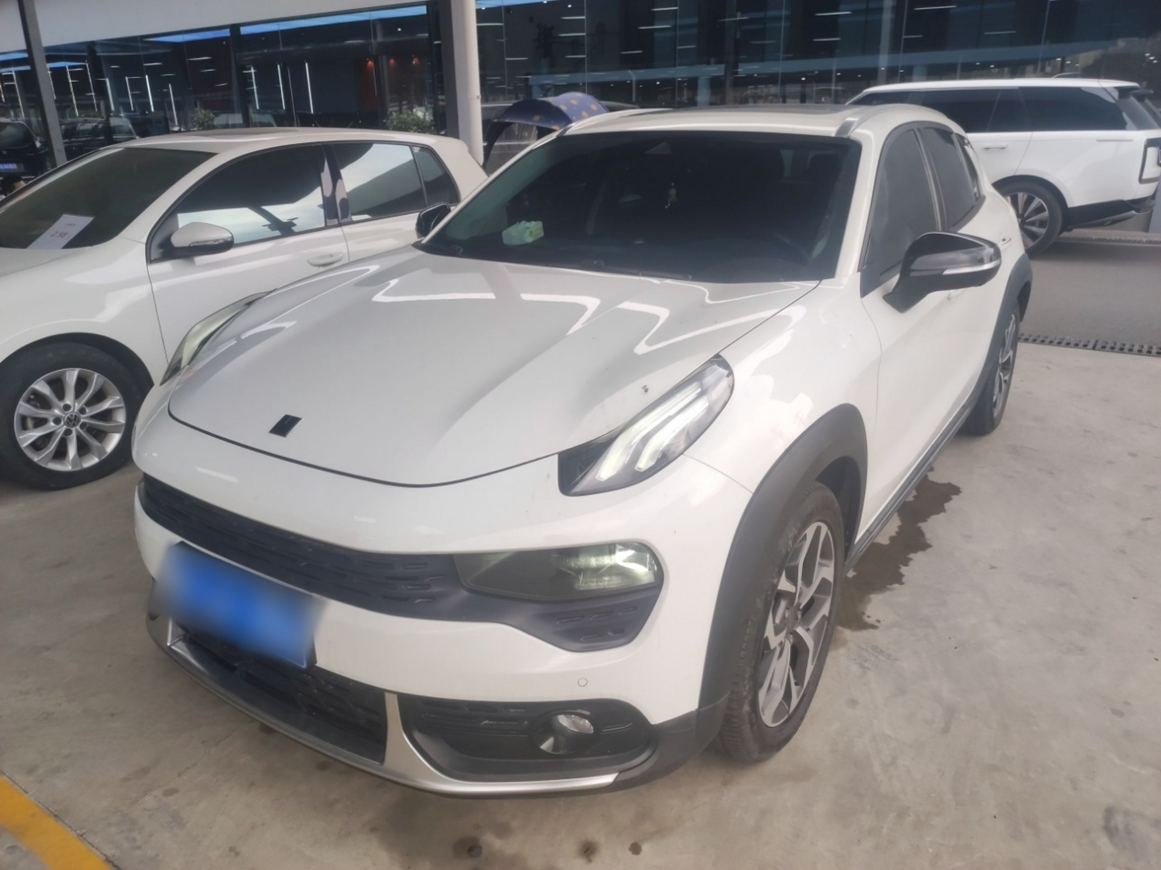 تحت مقدمة السيارة