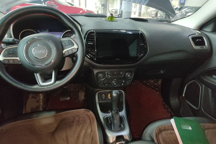 Used  Compass 2017 200T Automatic Family Edition
