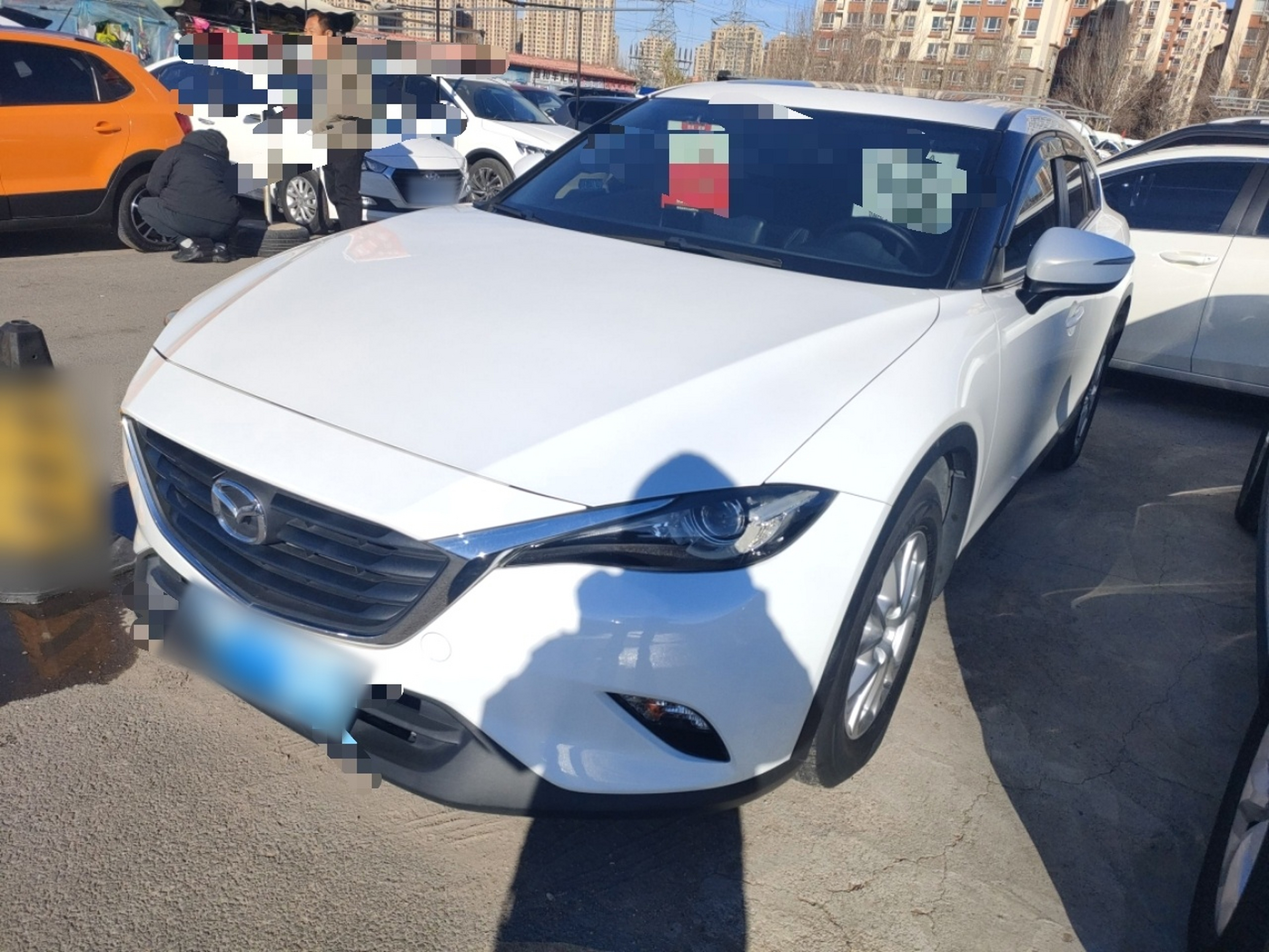 Под передней частью автомобиля