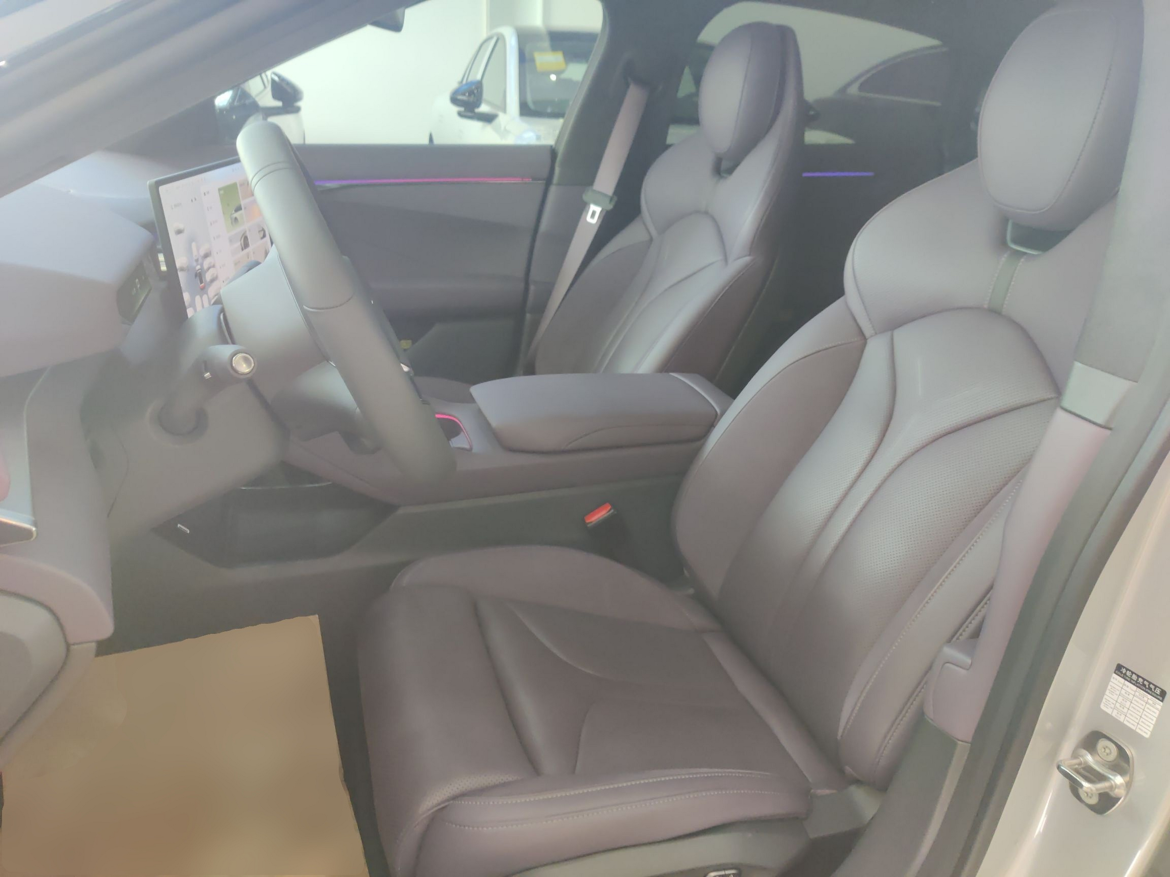 المقاعد الأمامية داخل السيارة