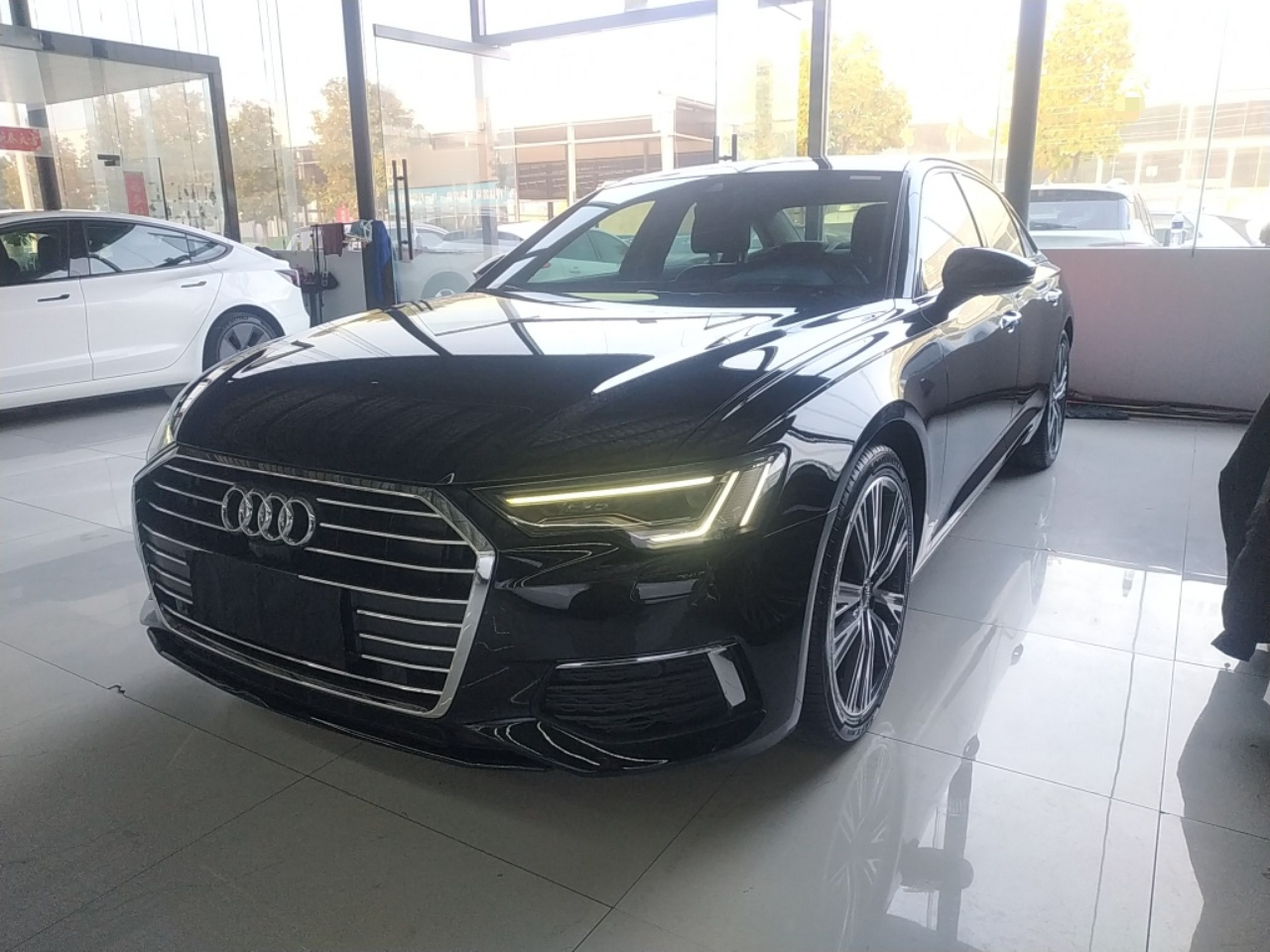 تحت مقدمة السيارة