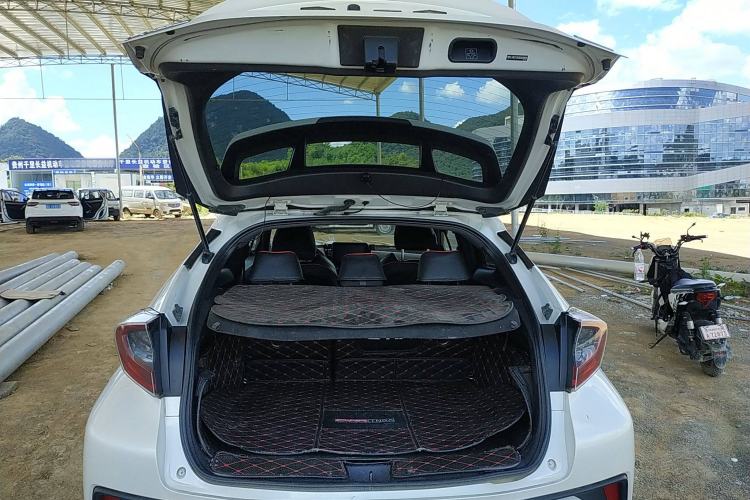 Used Toyota C-HR 2018 2.0L Luxury Sunroof Version China V Emission Standard
