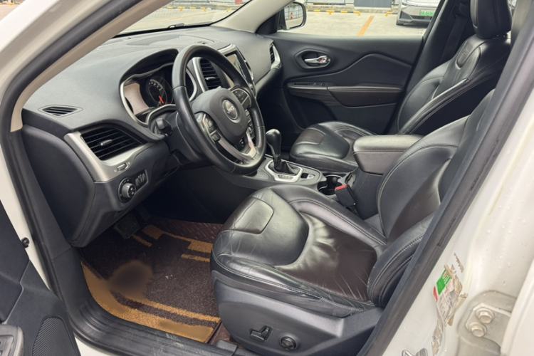 Used  Cherokee 2016 2.4L Professional Smart Version
