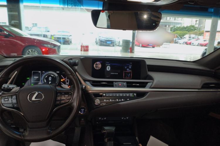 Used Lexus ES 2020 300h Deluxe Edition
