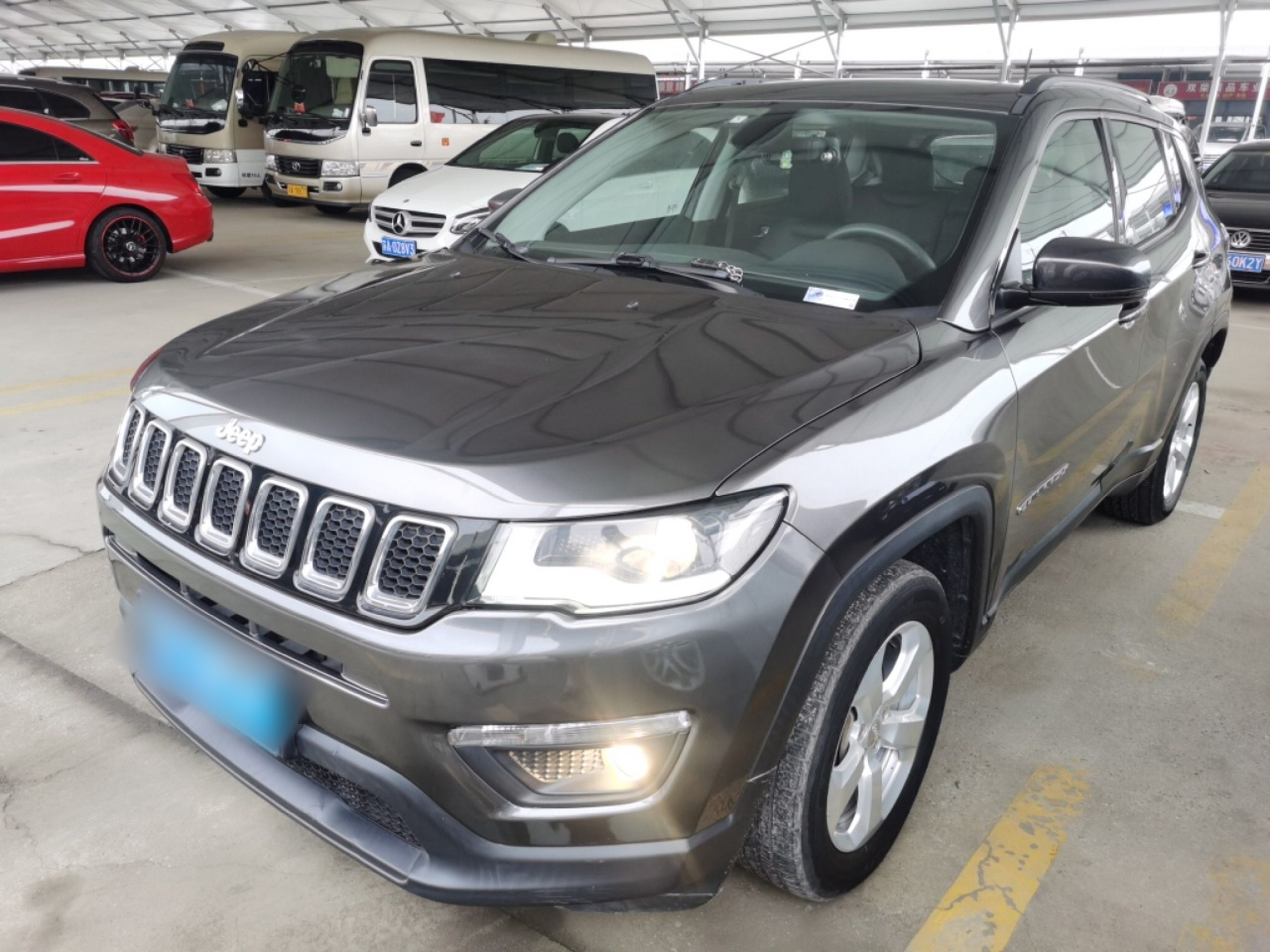 تحت مقدمة السيارة