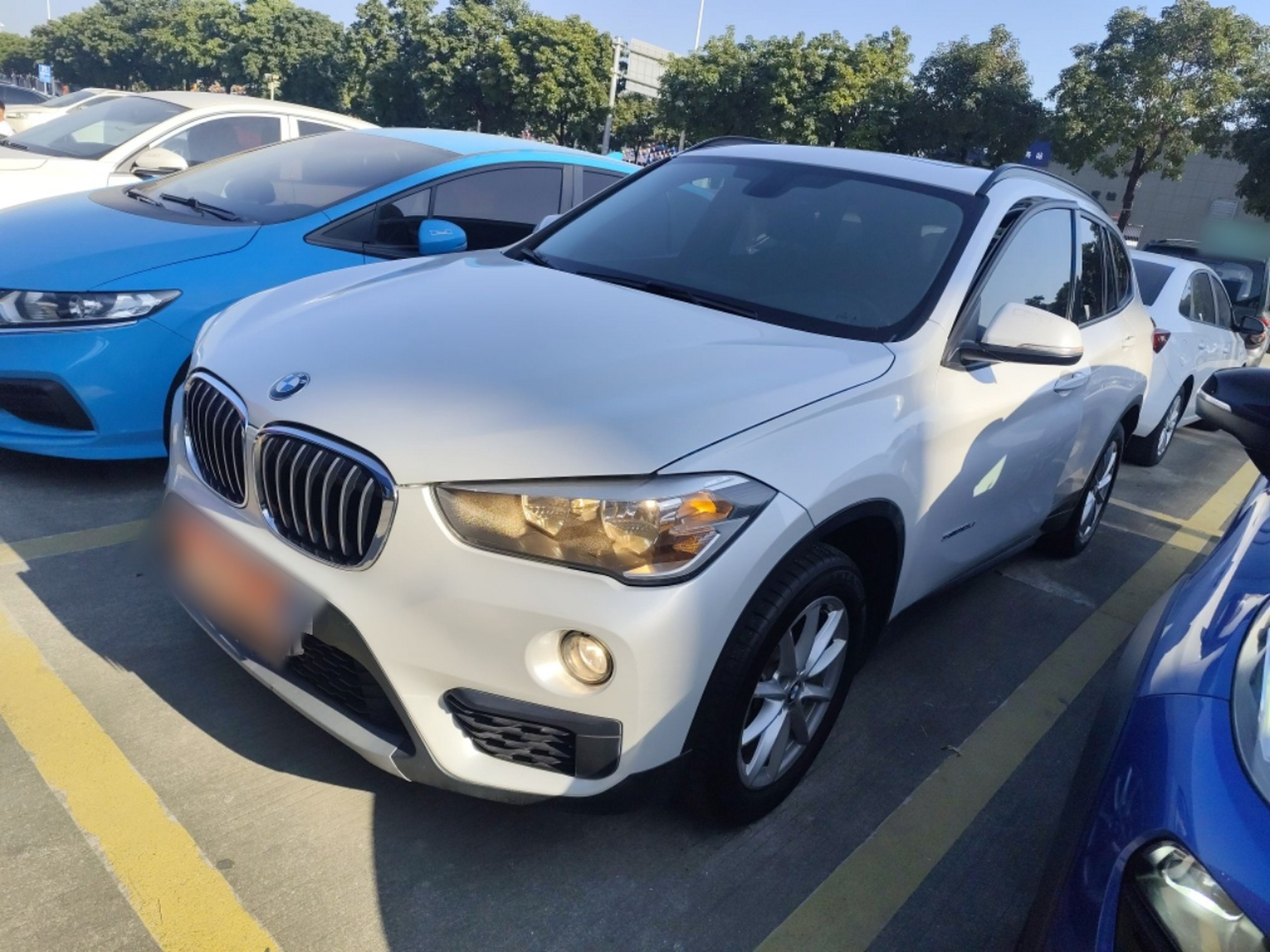 Под передней частью автомобиля