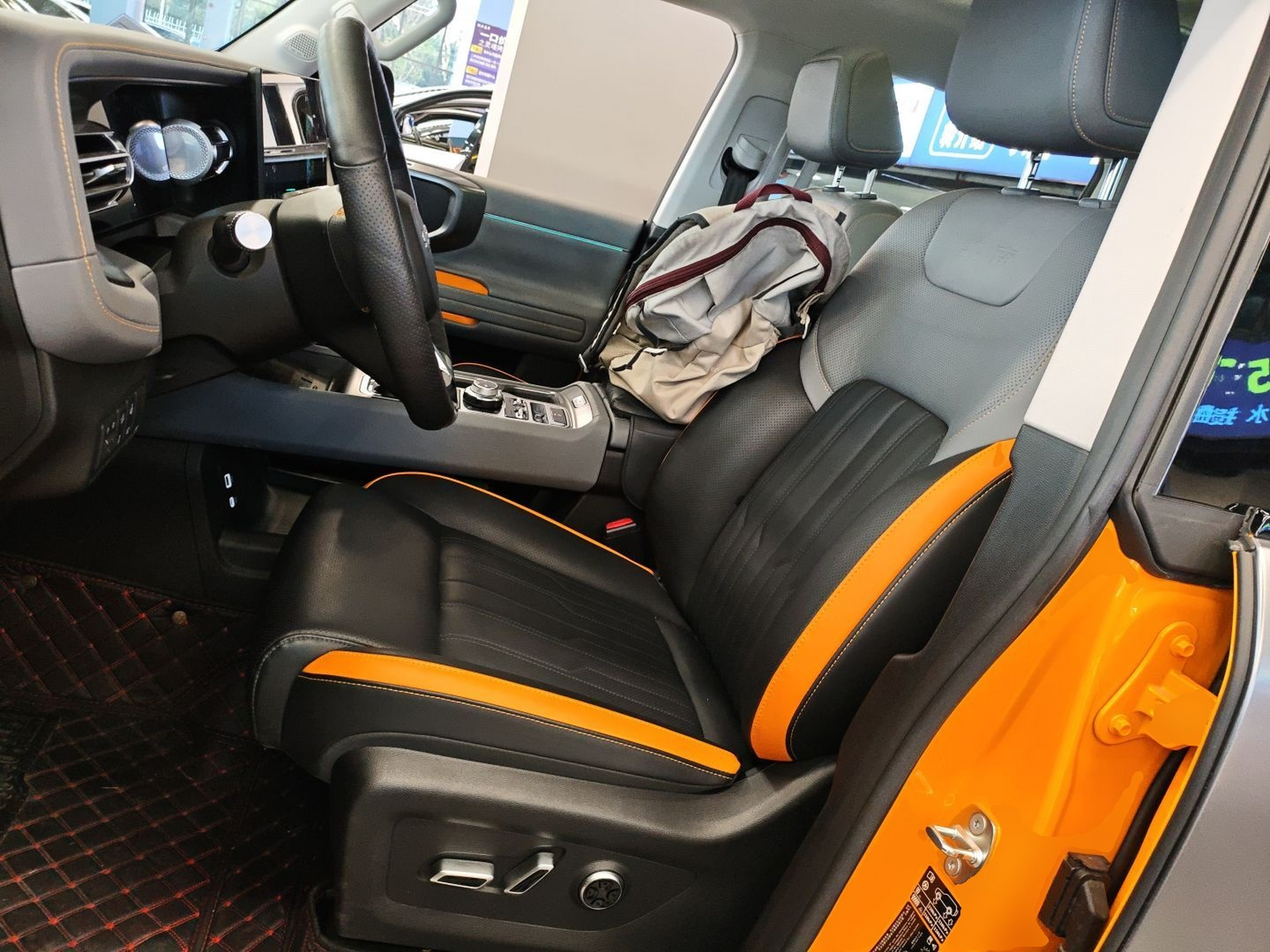 المقاعد الأمامية داخل السيارة