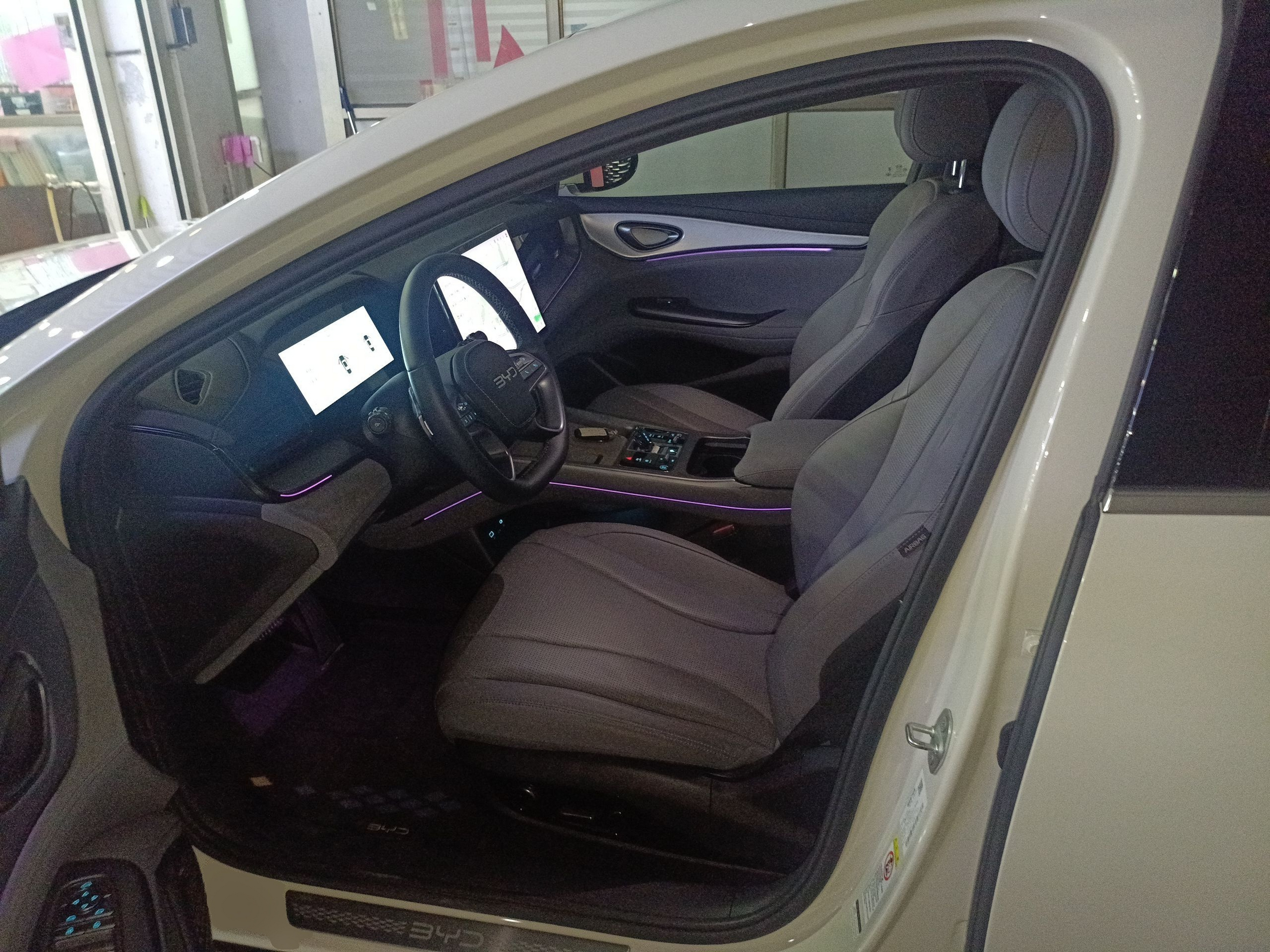 Переднее сиденье в автомобиле