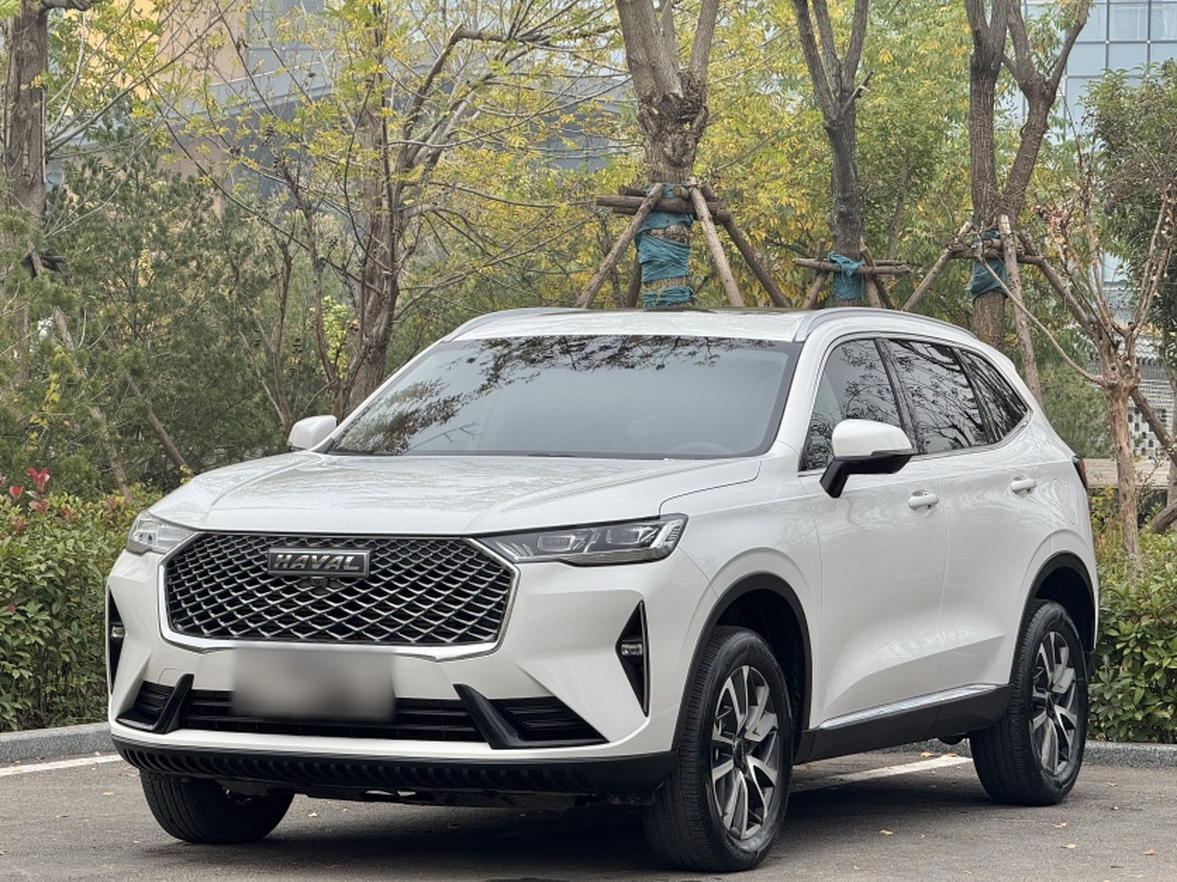 Под передней частью автомобиля