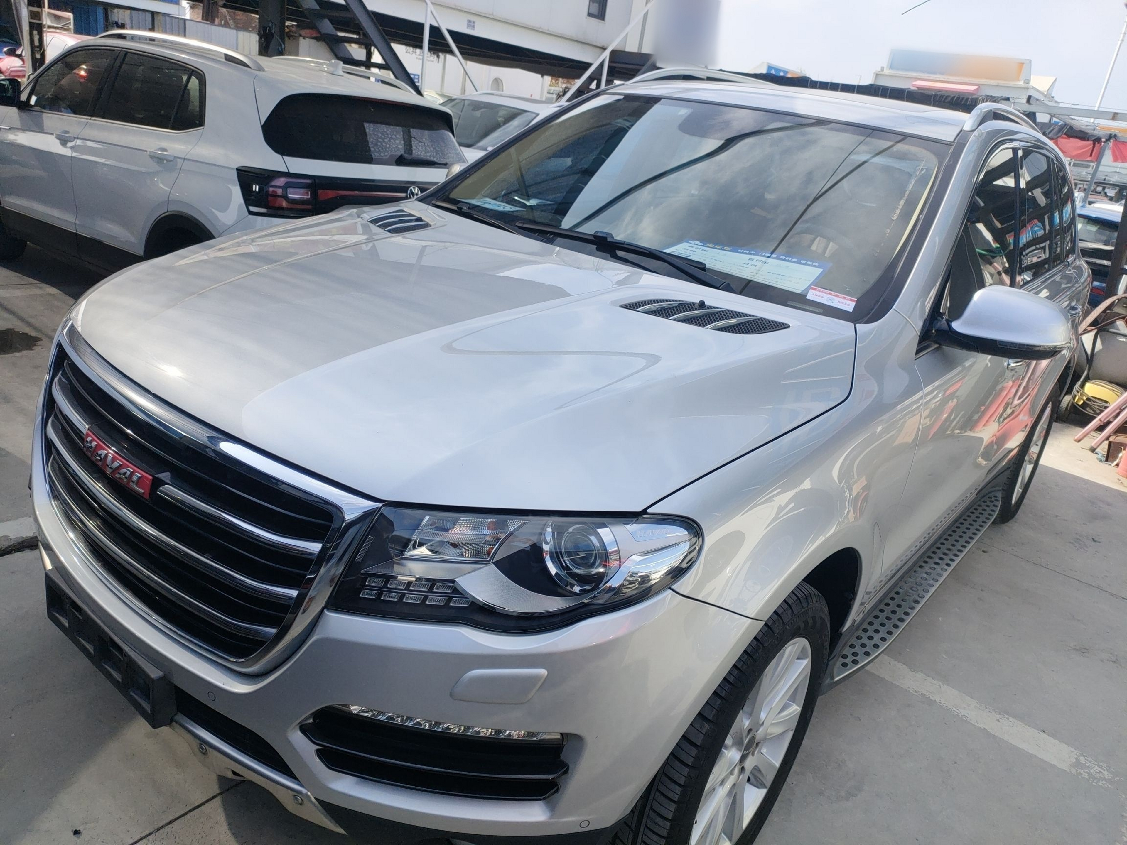 تحت مقدمة السيارة