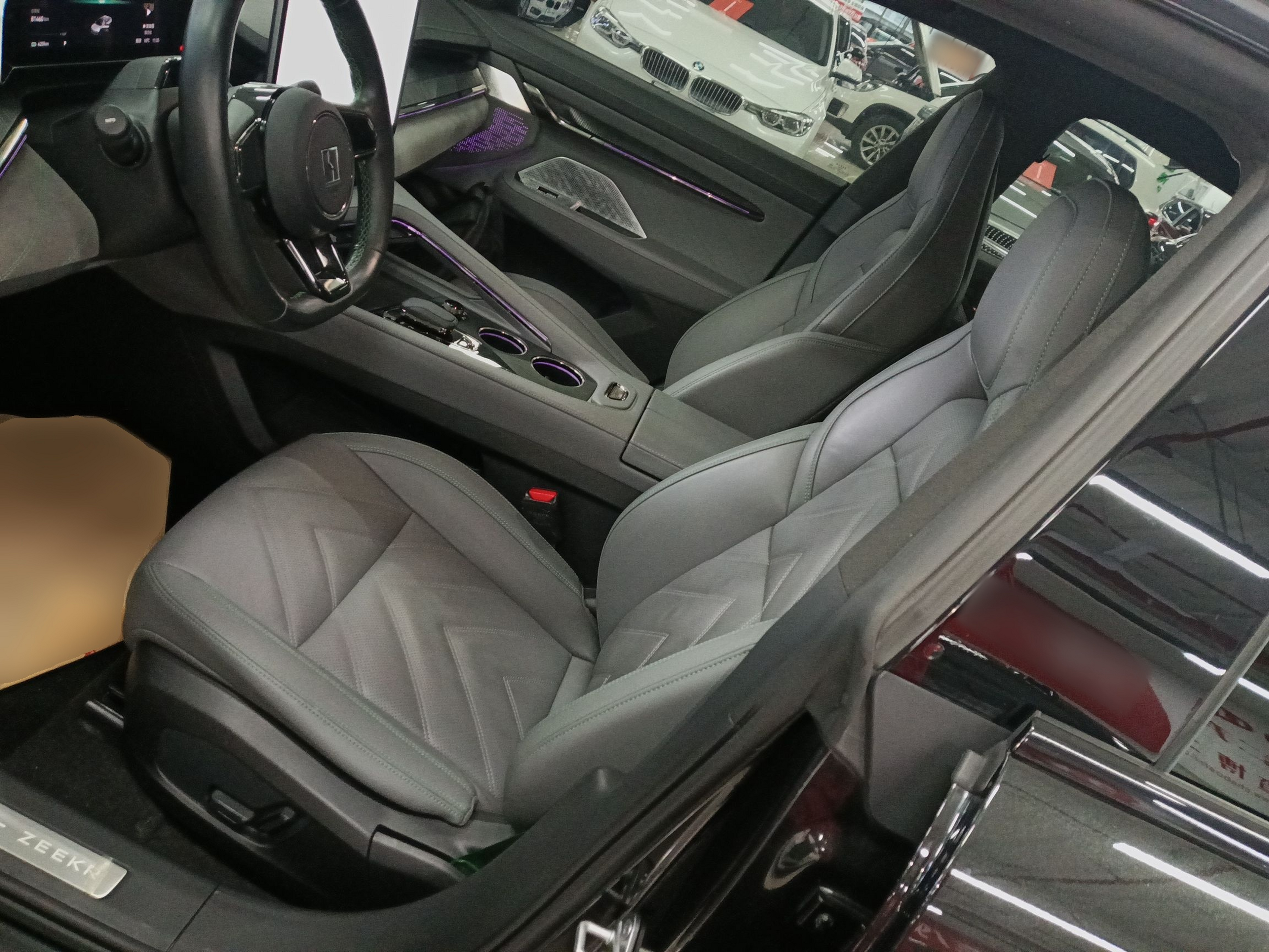 المقاعد الأمامية داخل السيارة