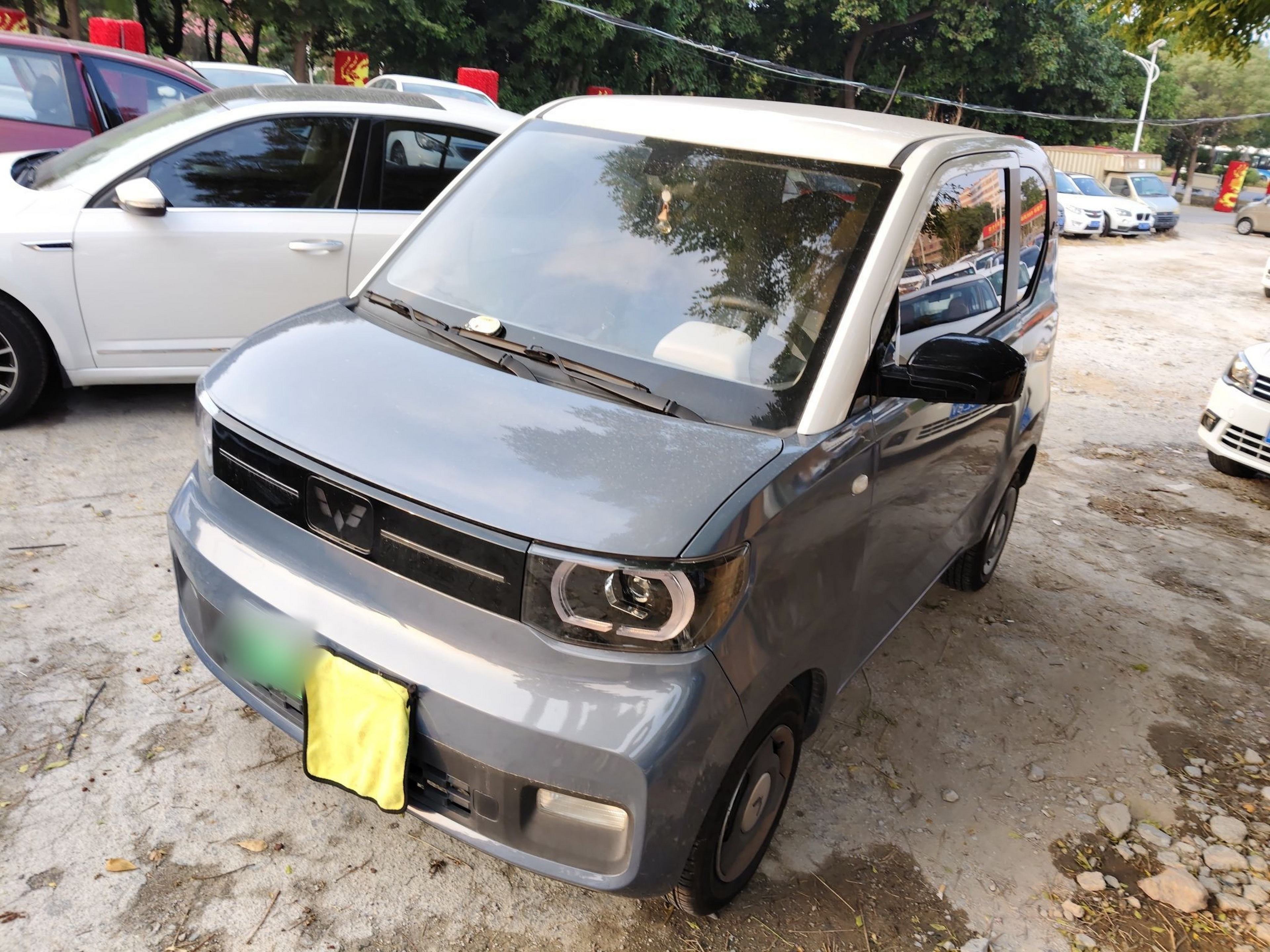 تحت مقدمة السيارة