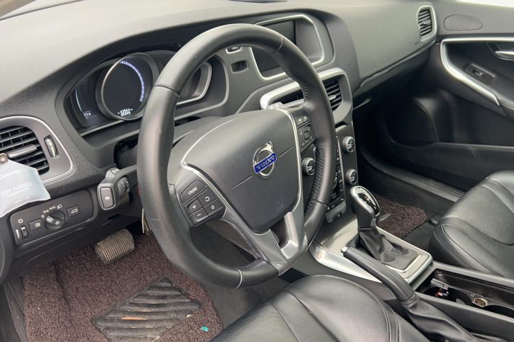 Used Volvo V40 2016 T3 Smart Luxury Edition
