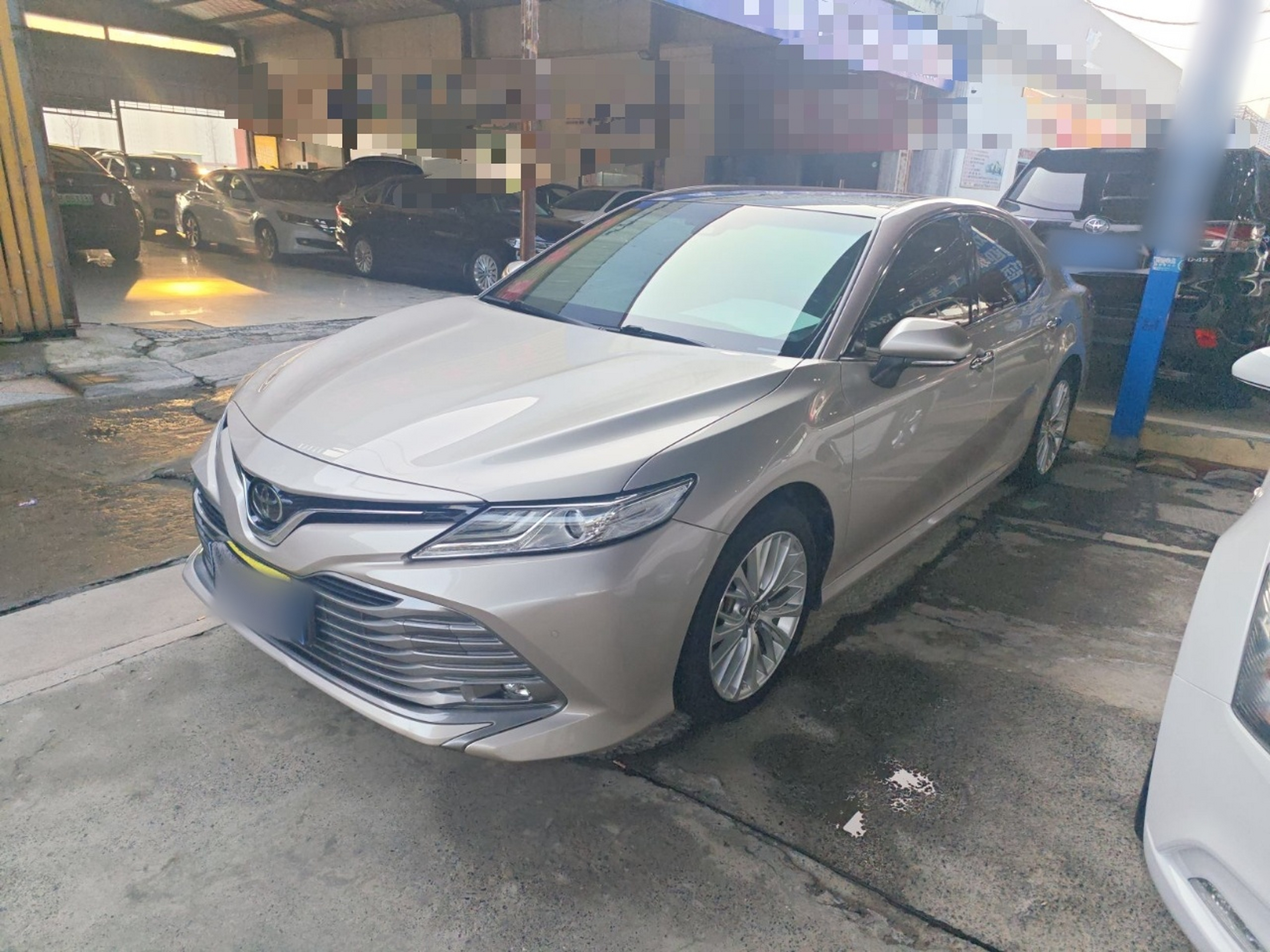 تحت مقدمة السيارة