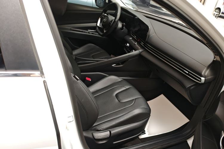 Used Hyundai Elantra 2023 1.5L CVT LUX Prestige Edition
