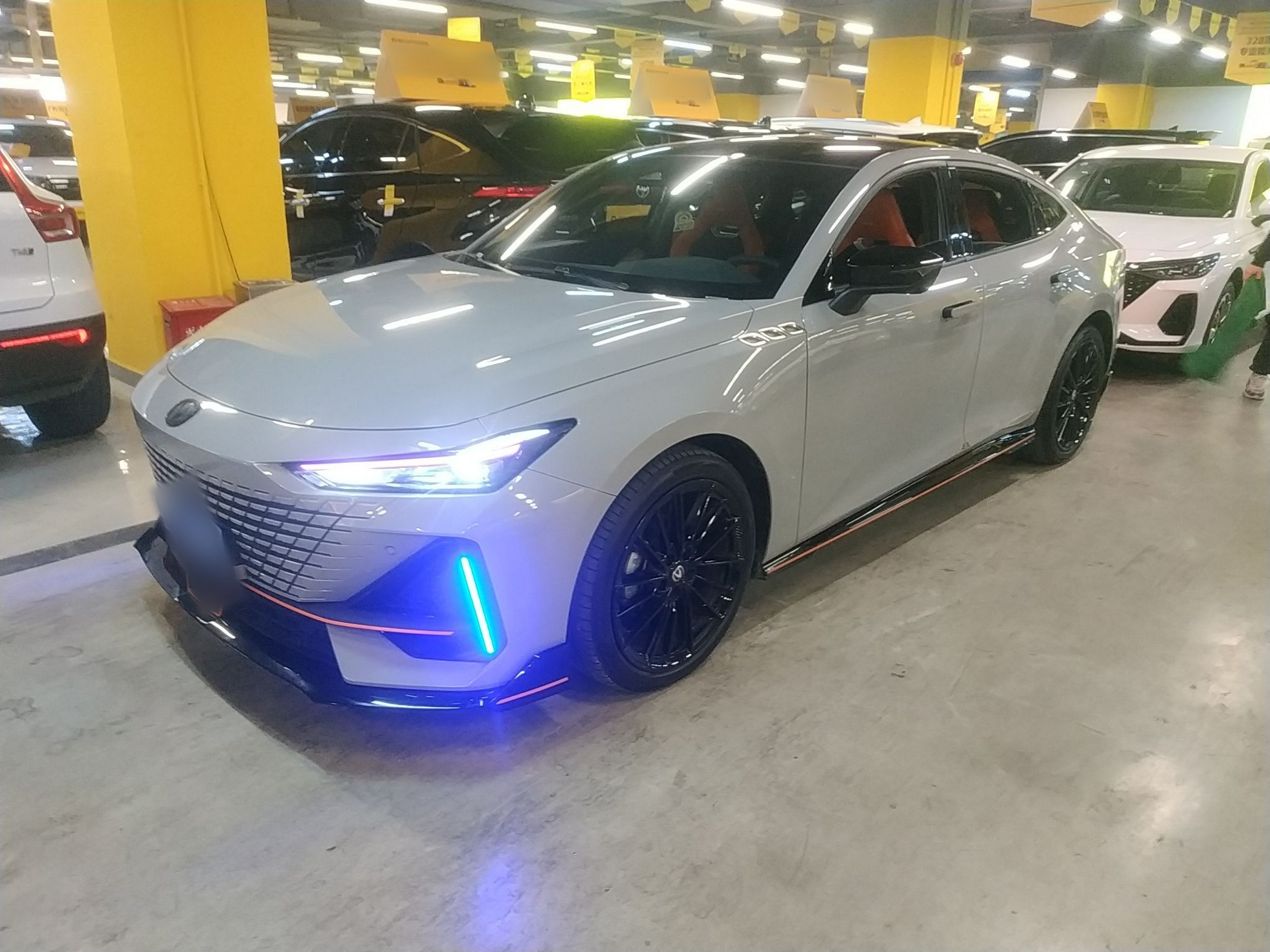 تحت مقدمة السيارة