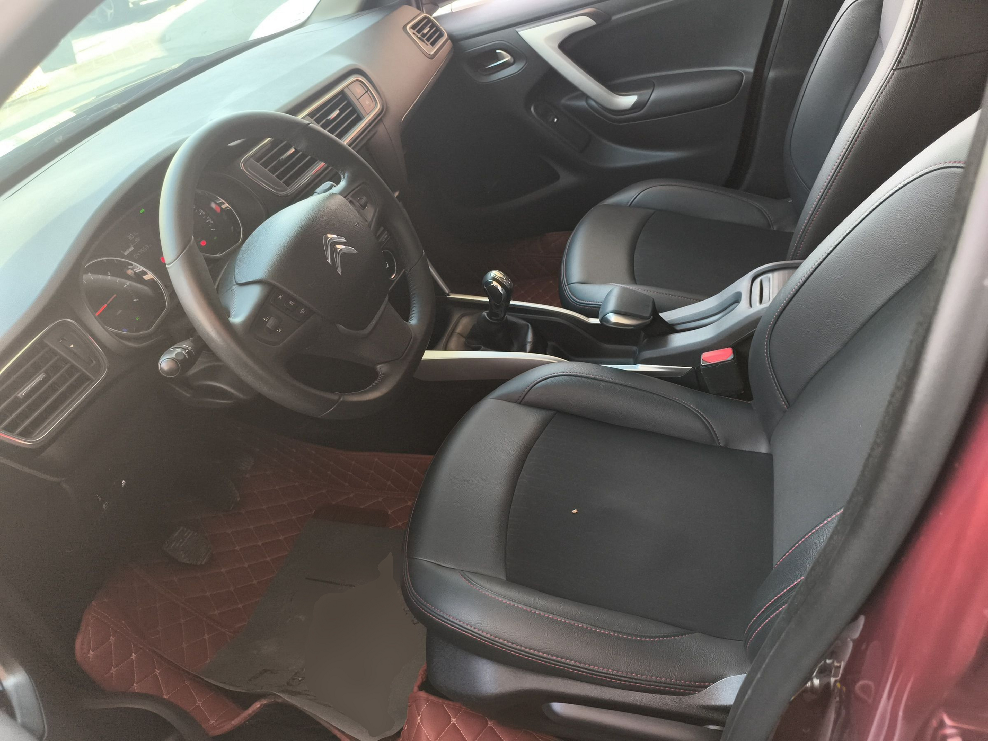 Переднее сиденье в автомобиле