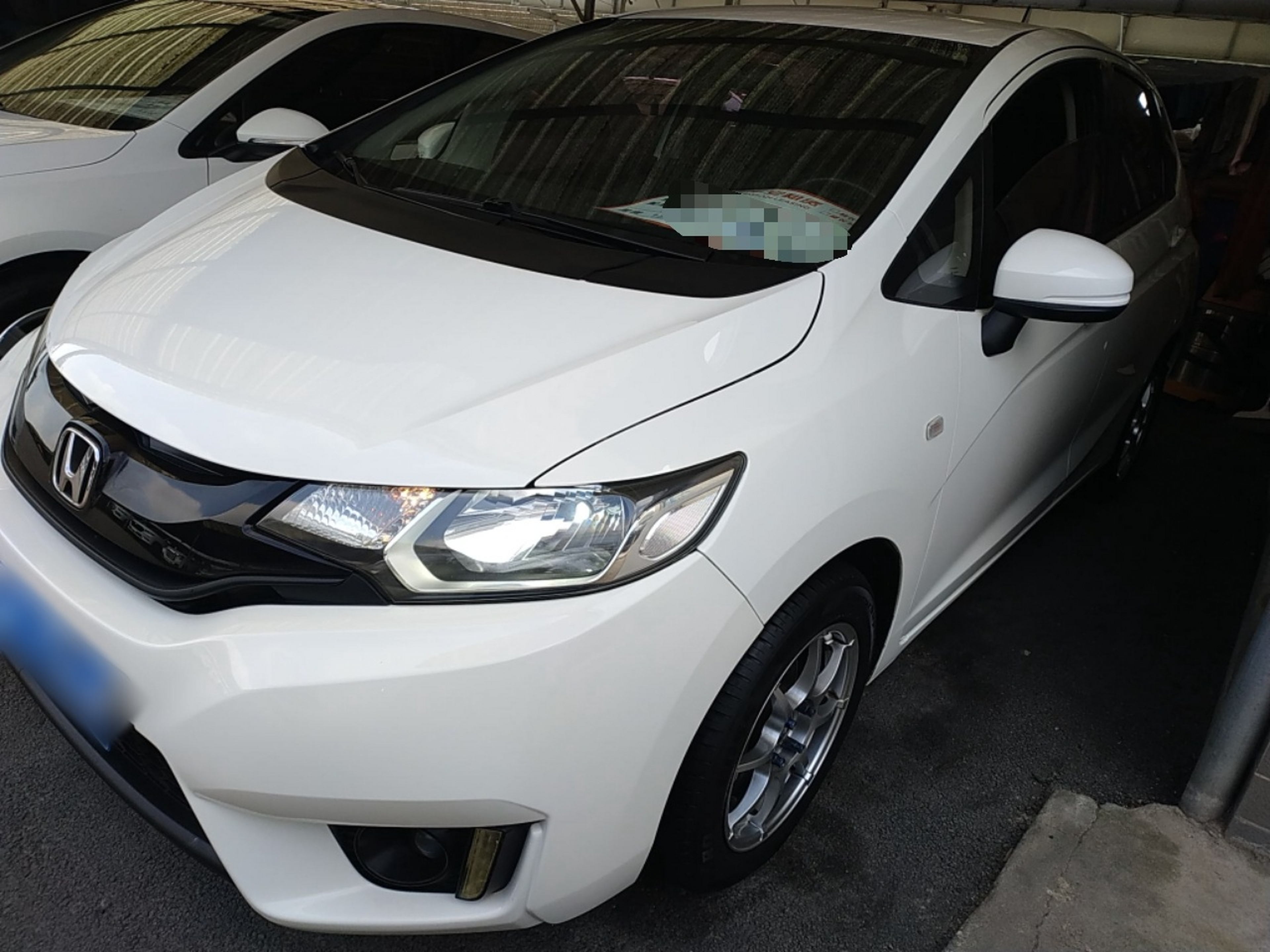 Под передней частью автомобиля