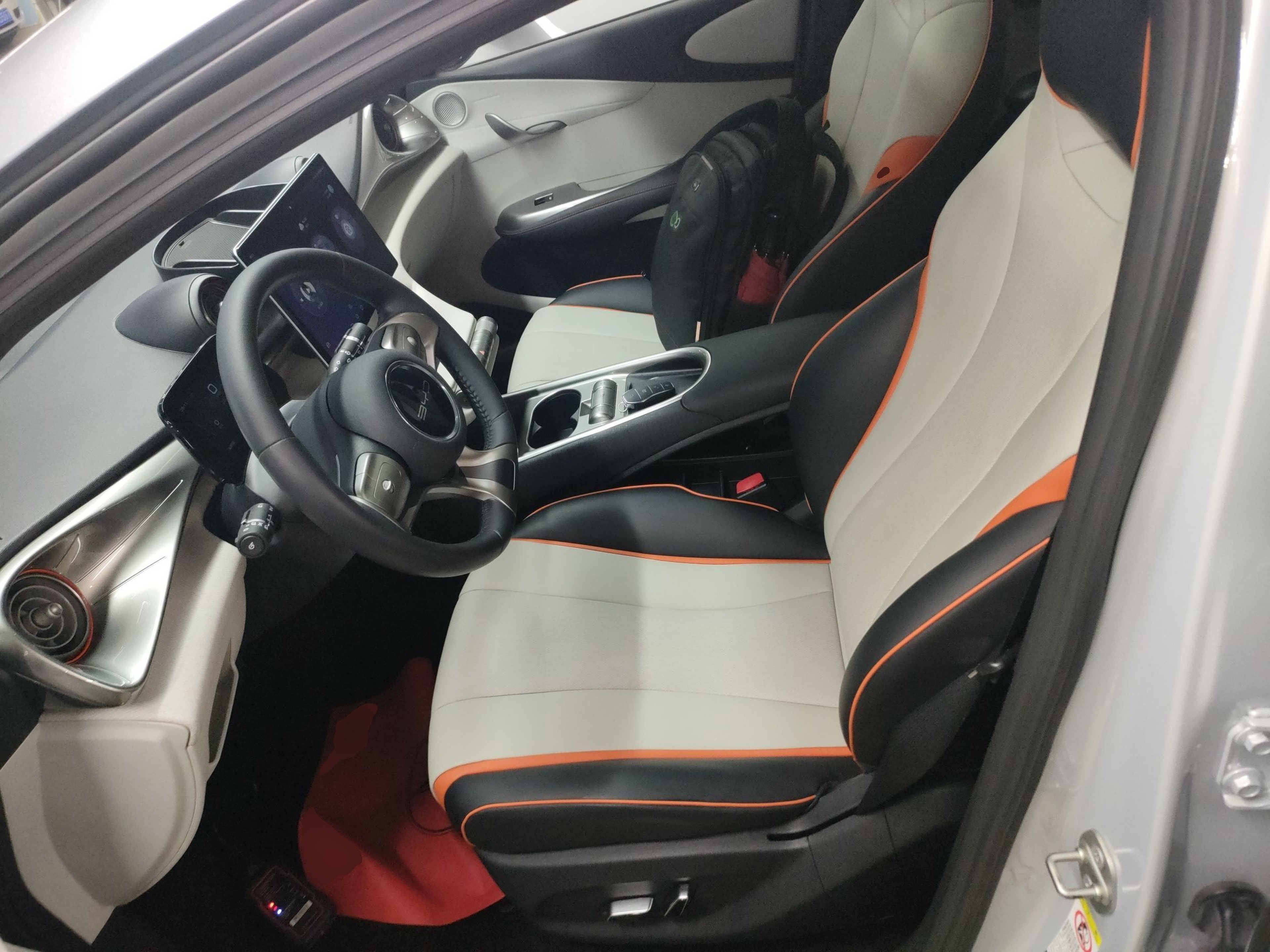 المقاعد الأمامية داخل السيارة