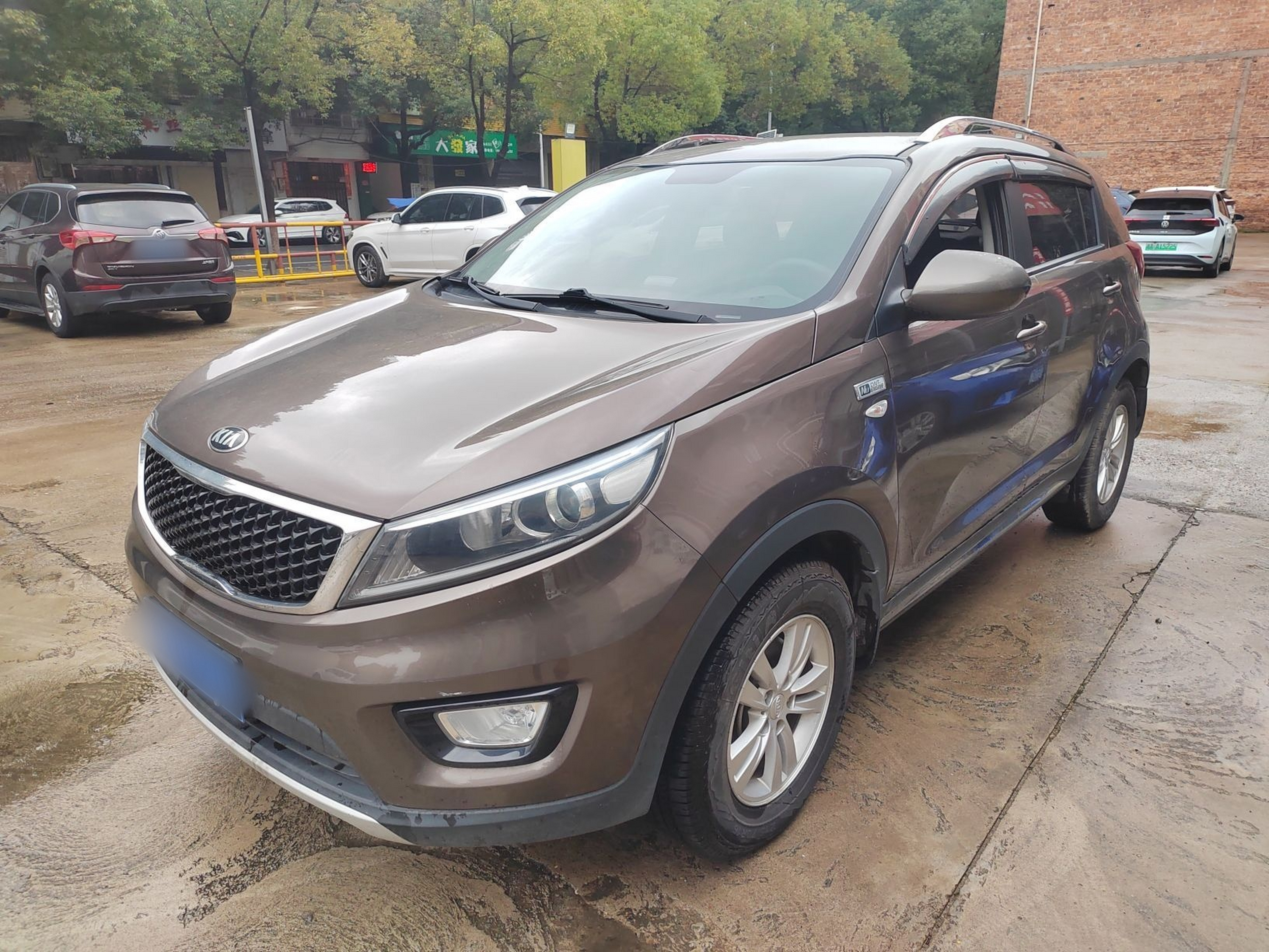 تحت مقدمة السيارة