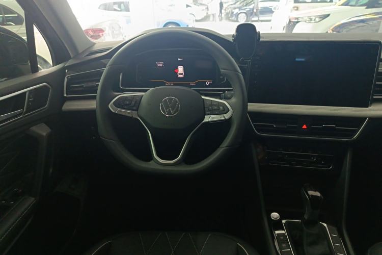 Used Volkswagen Tiguan L 2024 Outstanding Model 300TSI Automatic Two-Wheel Drive Longteng Edition