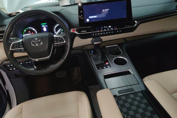 Used Toyota Sienna 2023 2.5L Hybrid Deluxe Edition
