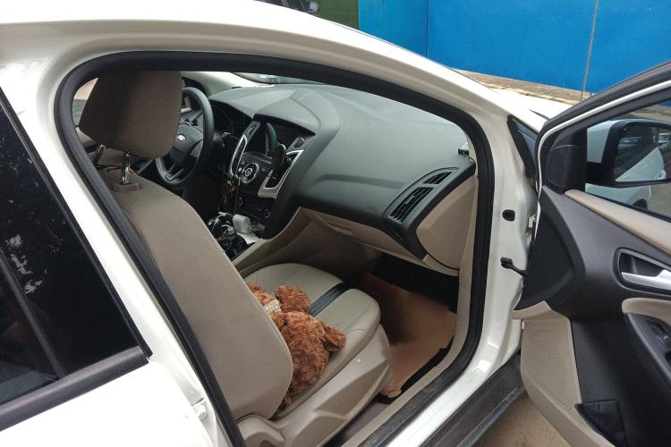 Used Ford Focus 2015 Sedan 1.6L Manual Comfort Model
