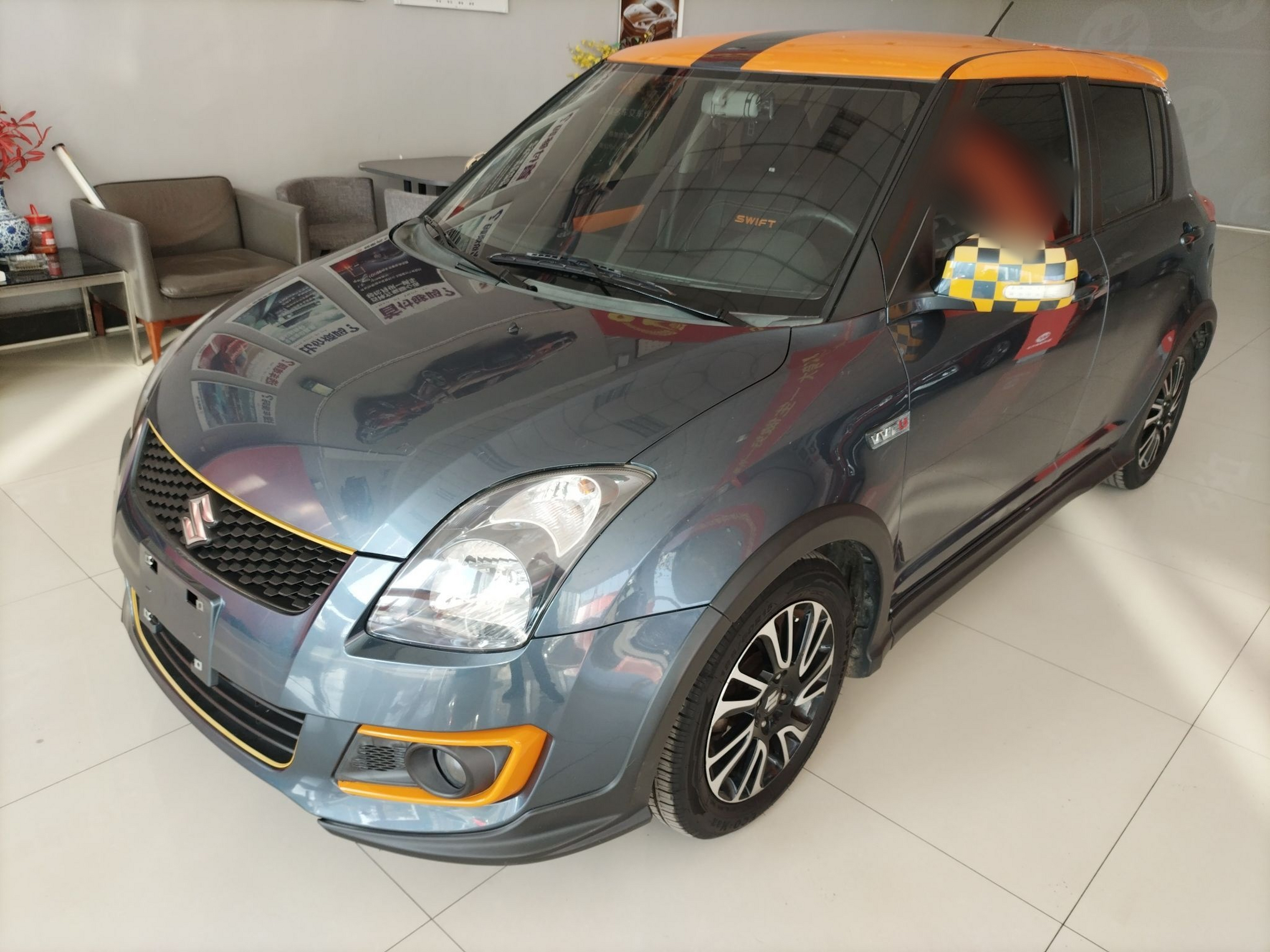 تحت مقدمة السيارة