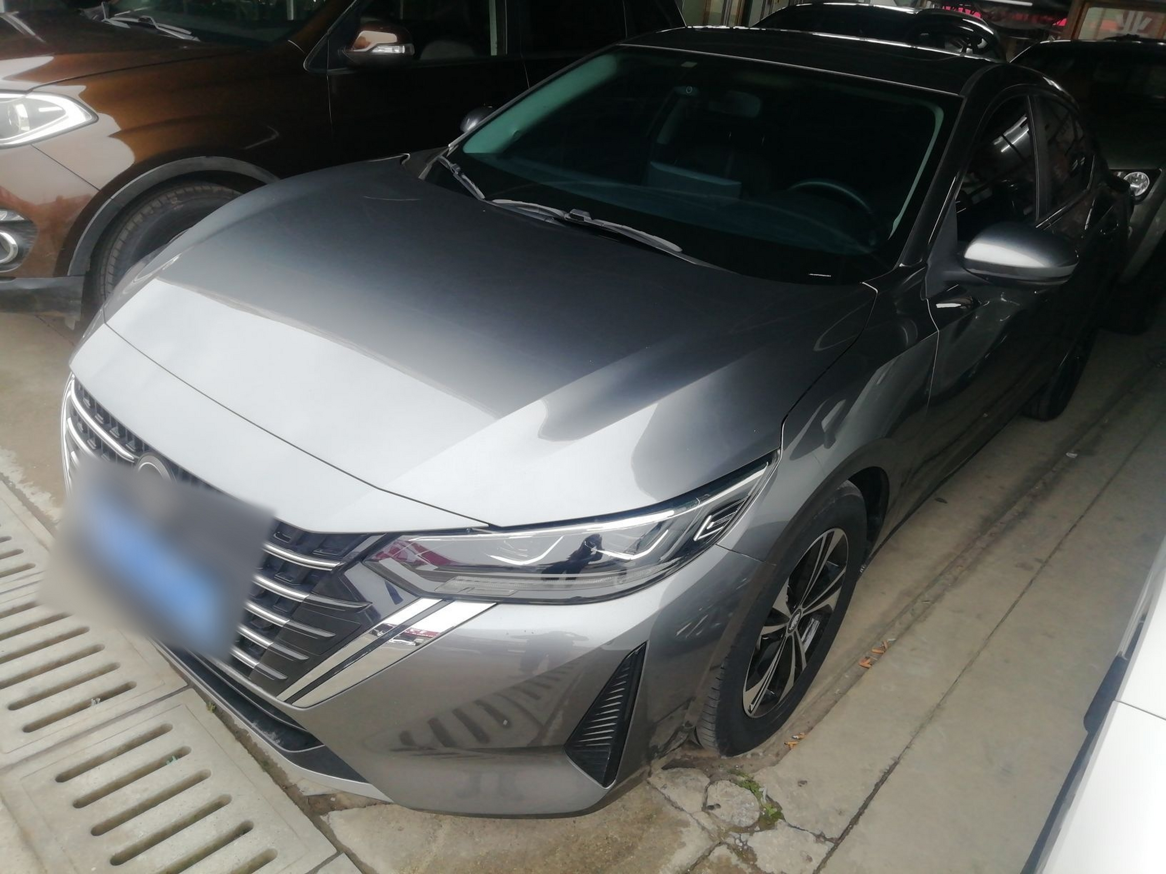 تحت مقدمة السيارة