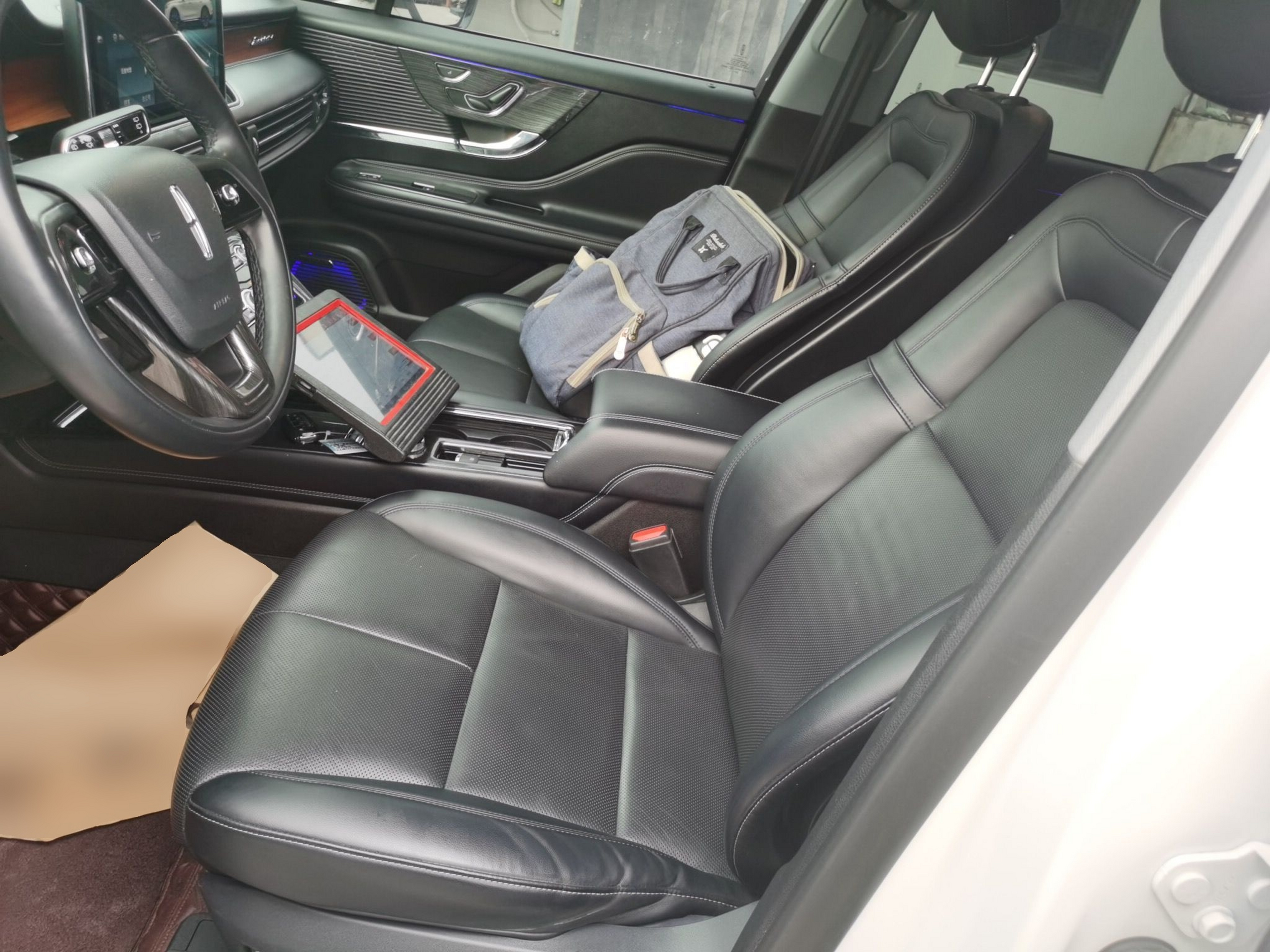 المقاعد الأمامية داخل السيارة