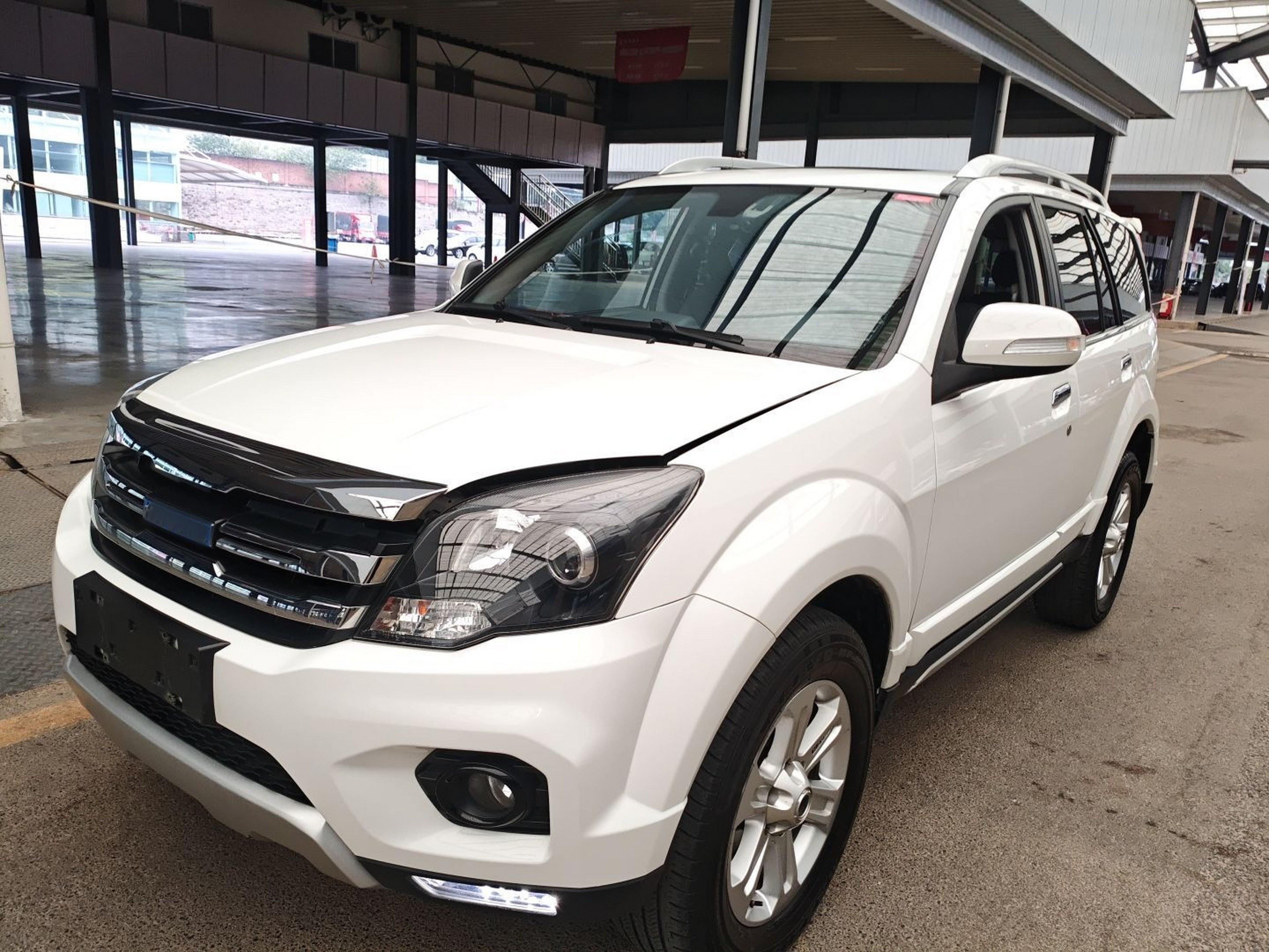 تحت مقدمة السيارة